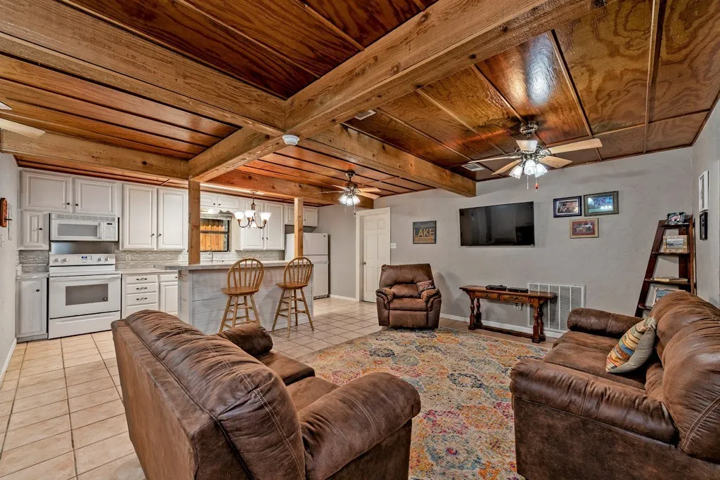 Single Family Residence For Sale in Grayson County , 326 Glomin Lane, Pottsboro, Texas 75076, 4 Bedroom, 3 Bathroom, 1 Garage spaces, 1,846 Sqft, built in 1964, Preowned, mls#20789622, Real Estate Agent in Pottsboro, Homes For Sale in Grayson county, Homes For Sale in Pottsboro, Realtor in Pottsboro Texas, Real Estate Brokerage Independent Realty Texas, Luminita Cordes Realtor