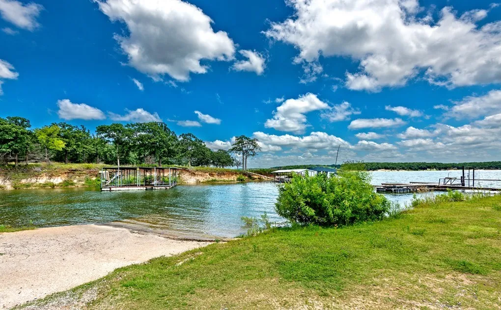 Single Family Residence For Sale in Grayson County , 326 Glomin Lane, Pottsboro, Texas 75076, 4 Bedroom, 3 Bathroom, 1 Garage spaces, 1,846 Sqft, built in 1964, Preowned, mls#20789622, Real Estate Agent in Pottsboro, Homes For Sale in Grayson county, Homes For Sale in Pottsboro, Realtor in Pottsboro Texas, Real Estate Brokerage Independent Realty Texas, Luminita Cordes Realtor