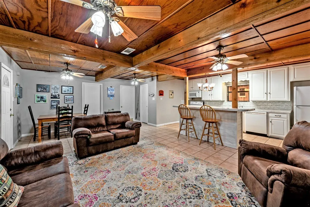 Single Family Residence For Sale in Grayson County , 326 Glomin Lane, Pottsboro, Texas 75076, 4 Bedroom, 3 Bathroom, 1 Garage spaces, 1,846 Sqft, built in 1964, Preowned, mls#20789622, Real Estate Agent in Pottsboro, Homes For Sale in Grayson county, Homes For Sale in Pottsboro, Realtor in Pottsboro Texas, Real Estate Brokerage Independent Realty Texas, Luminita Cordes Realtor