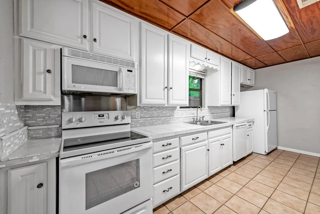 Single Family Residence For Sale in Grayson County , 326 Glomin Lane, Pottsboro, Texas 75076, 4 Bedroom, 3 Bathroom, 1 Garage spaces, 1,846 Sqft, built in 1964, Preowned, mls#20789622, Real Estate Agent in Pottsboro, Homes For Sale in Grayson county, Homes For Sale in Pottsboro, Realtor in Pottsboro Texas, Real Estate Brokerage Independent Realty Texas, Luminita Cordes Realtor