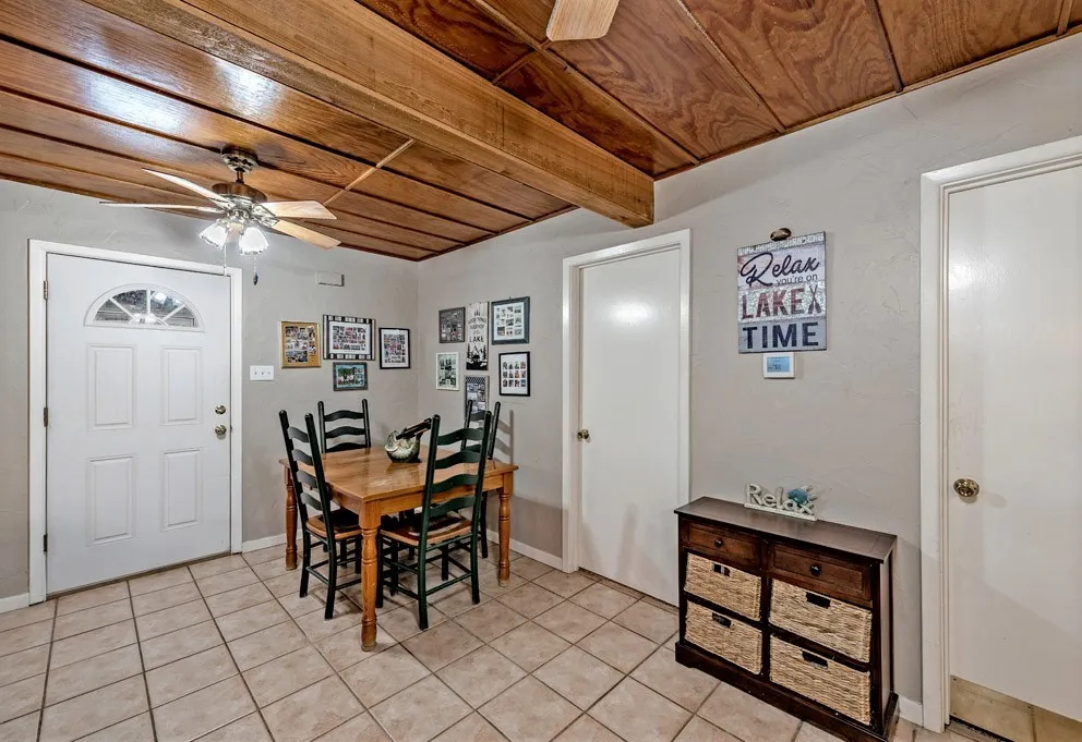 Single Family Residence For Sale in Grayson County , 326 Glomin Lane, Pottsboro, Texas 75076, 4 Bedroom, 3 Bathroom, 1 Garage spaces, 1,846 Sqft, built in 1964, Preowned, mls#20789622, Real Estate Agent in Pottsboro, Homes For Sale in Grayson county, Homes For Sale in Pottsboro, Realtor in Pottsboro Texas, Real Estate Brokerage Independent Realty Texas, Luminita Cordes Realtor