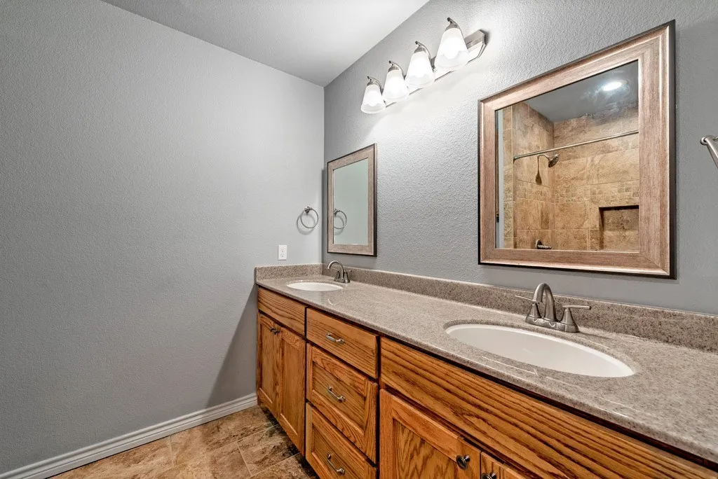 Single Family Residence For Sale in Grayson County , 326 Glomin Lane, Pottsboro, Texas 75076, 4 Bedroom, 3 Bathroom, 1 Garage spaces, 1,846 Sqft, built in 1964, Preowned, mls#20789622, Real Estate Agent in Pottsboro, Homes For Sale in Grayson county, Homes For Sale in Pottsboro, Realtor in Pottsboro Texas, Real Estate Brokerage Independent Realty Texas, Luminita Cordes Realtor