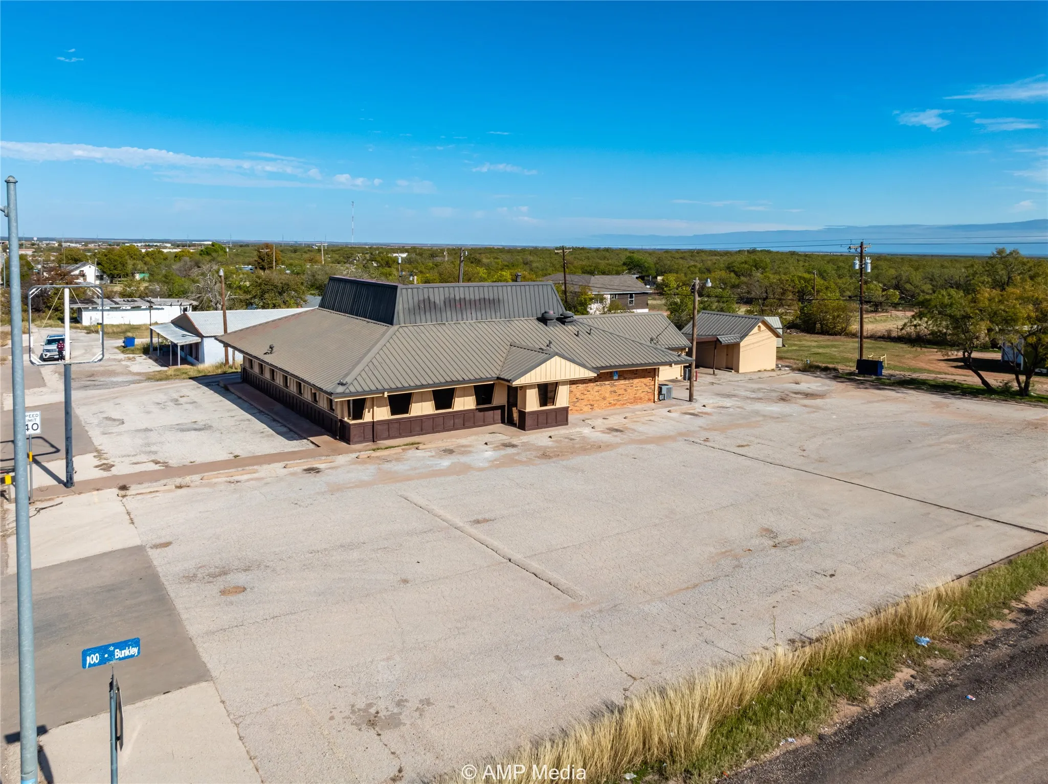 Retail For Sale in Jones County , 702 N Swenson Street, Stamford, Texas 79553, 0, 0, Garage spaces, 0 Sqft, built in 1970, Preowned, mls#20792628, Real Estate Agent in Stamford, Homes For Sale in Jones county, Homes For Sale in Stamford, Realtor in Stamford Texas, Real Estate Brokerage Independent Realty Texas, Luminita Cordes Realtor