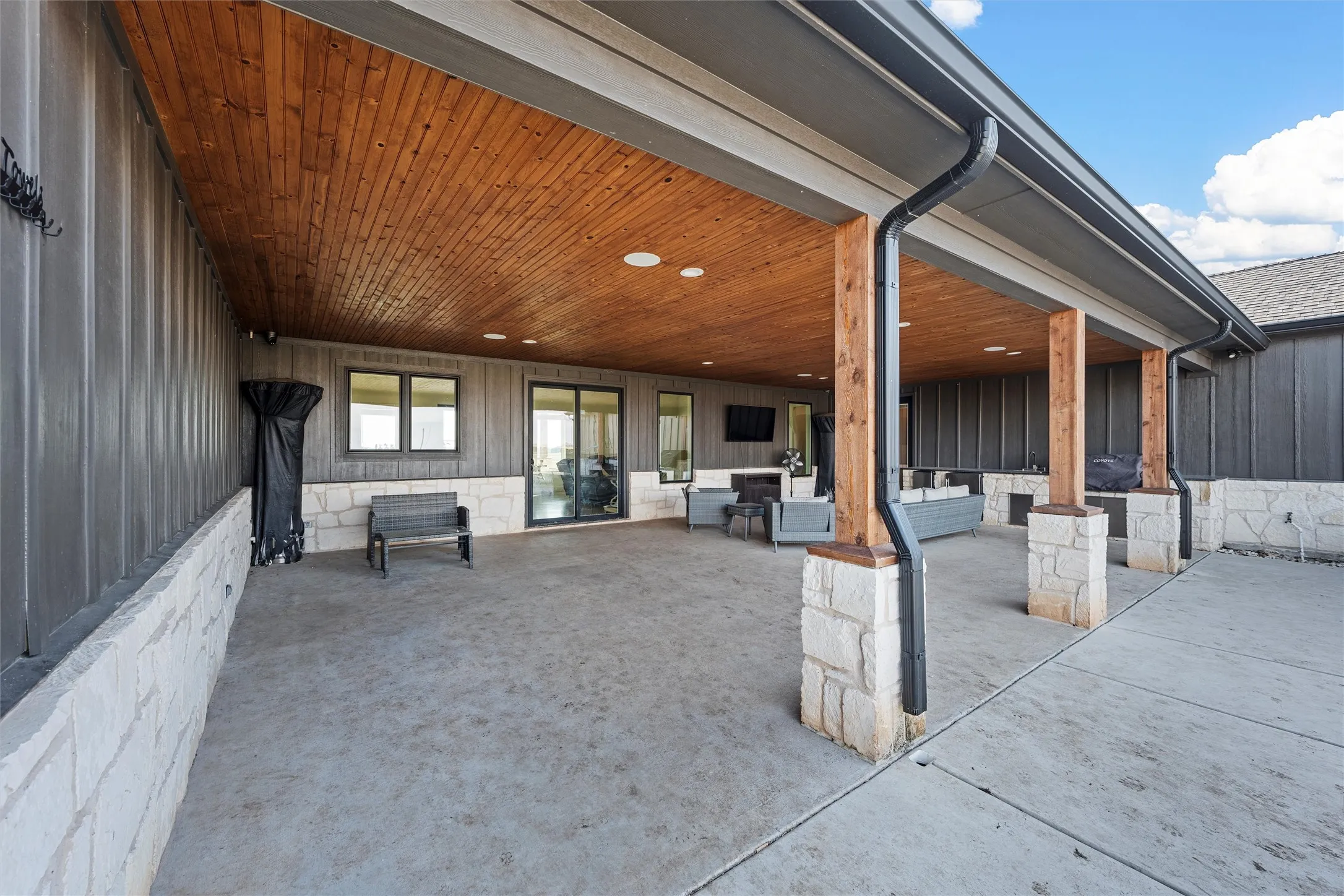 Single Family Residence For Sale in Mc Lennan County , 353 Willow Moon Ranch Road, Crawford, Texas 76638, 6 Bedroom, 3 Bathroom, 2 Garage spaces, 3,150 Sqft, built in 2023, mls#20796231, Real Estate Agent in Crawford, Homes For Sale in Mc Lennan county, Homes For Sale in Crawford, Realtor in Crawford Texas, Real Estate Brokerage Independent Realty Texas, Luminita Cordes Realtor