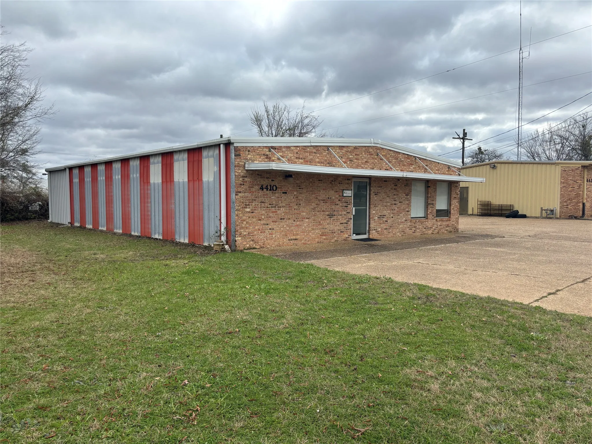 Warehouse For Rent in Smith County , 4410 DC Drive, Tyler, Texas 75701, 0, 0, Garage spaces, 0 Sqft, built in 1971, Preowned, Price $1,500, mls#20798479, Real Estate Agent in Tyler, Homes For Rent in Smith county, Homes For Rent in Tyler, Realtor in Tyler Texas, Real Estate Brokerage Independent Realty Texas, Luminita Cordes Realtor