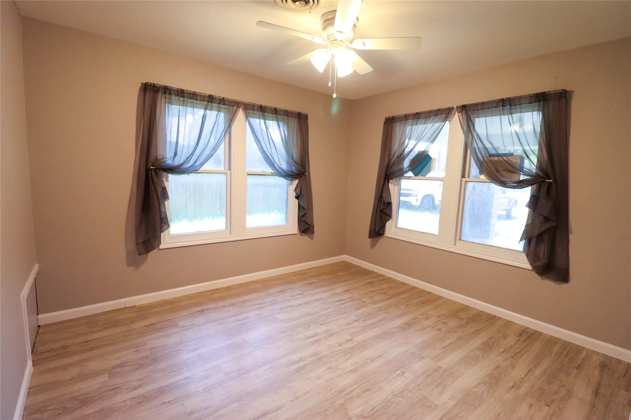 Single Family Residence For Sale in Tarrant County , 2208 N Sylvania Avenue, Fort Worth, Texas 76111, 2 Bedroom, 1 Bathroom, Garage spaces, 1,190 Sqft, built in 1929, mls#20798631, Real Estate Agent in Fort Worth, Homes For Sale in Tarrant county, Homes For Sale in Fort Worth, Realtor in Fort Worth Texas, Real Estate Brokerage Independent Realty Texas, Luminita Cordes Realtor