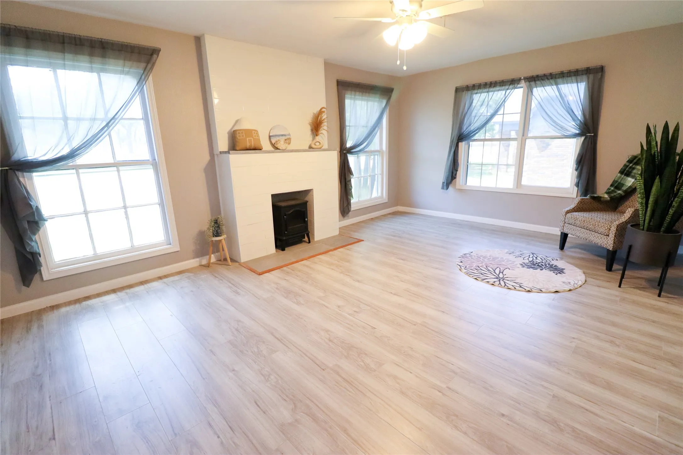 Single Family Residence For Sale in Tarrant County , 2208 N Sylvania Avenue, Fort Worth, Texas 76111, 2 Bedroom, 1 Bathroom, Garage spaces, 1,190 Sqft, built in 1929, mls#20798631, Real Estate Agent in Fort Worth, Homes For Sale in Tarrant county, Homes For Sale in Fort Worth, Realtor in Fort Worth Texas, Real Estate Brokerage Independent Realty Texas, Luminita Cordes Realtor