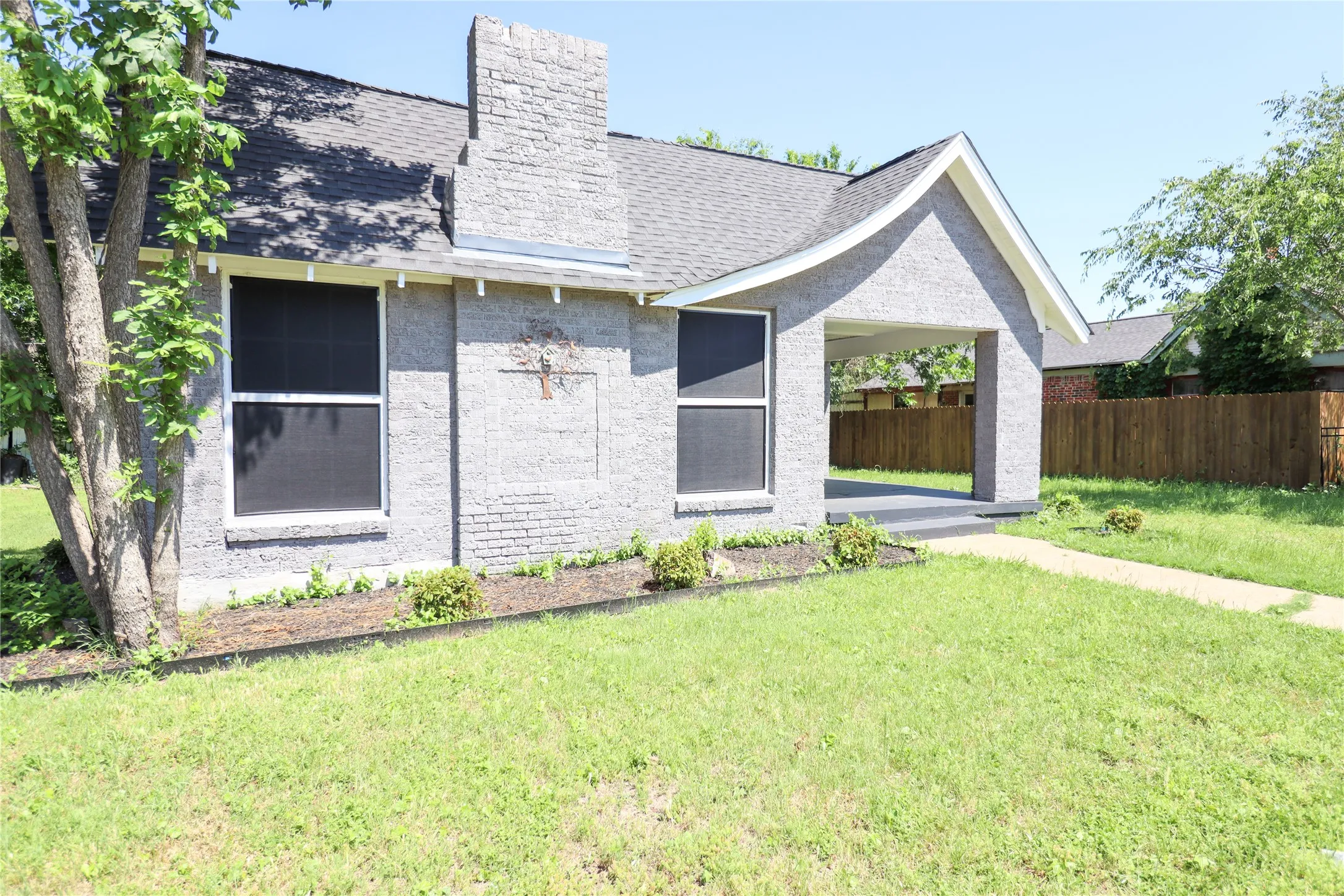 Single Family Residence For Sale in Tarrant County , 2208 N Sylvania Avenue, Fort Worth, Texas 76111, 2 Bedroom, 1 Bathroom, Garage spaces, 1,190 Sqft, built in 1929, mls#20798631, Real Estate Agent in Fort Worth, Homes For Sale in Tarrant county, Homes For Sale in Fort Worth, Realtor in Fort Worth Texas, Real Estate Brokerage Independent Realty Texas, Luminita Cordes Realtor