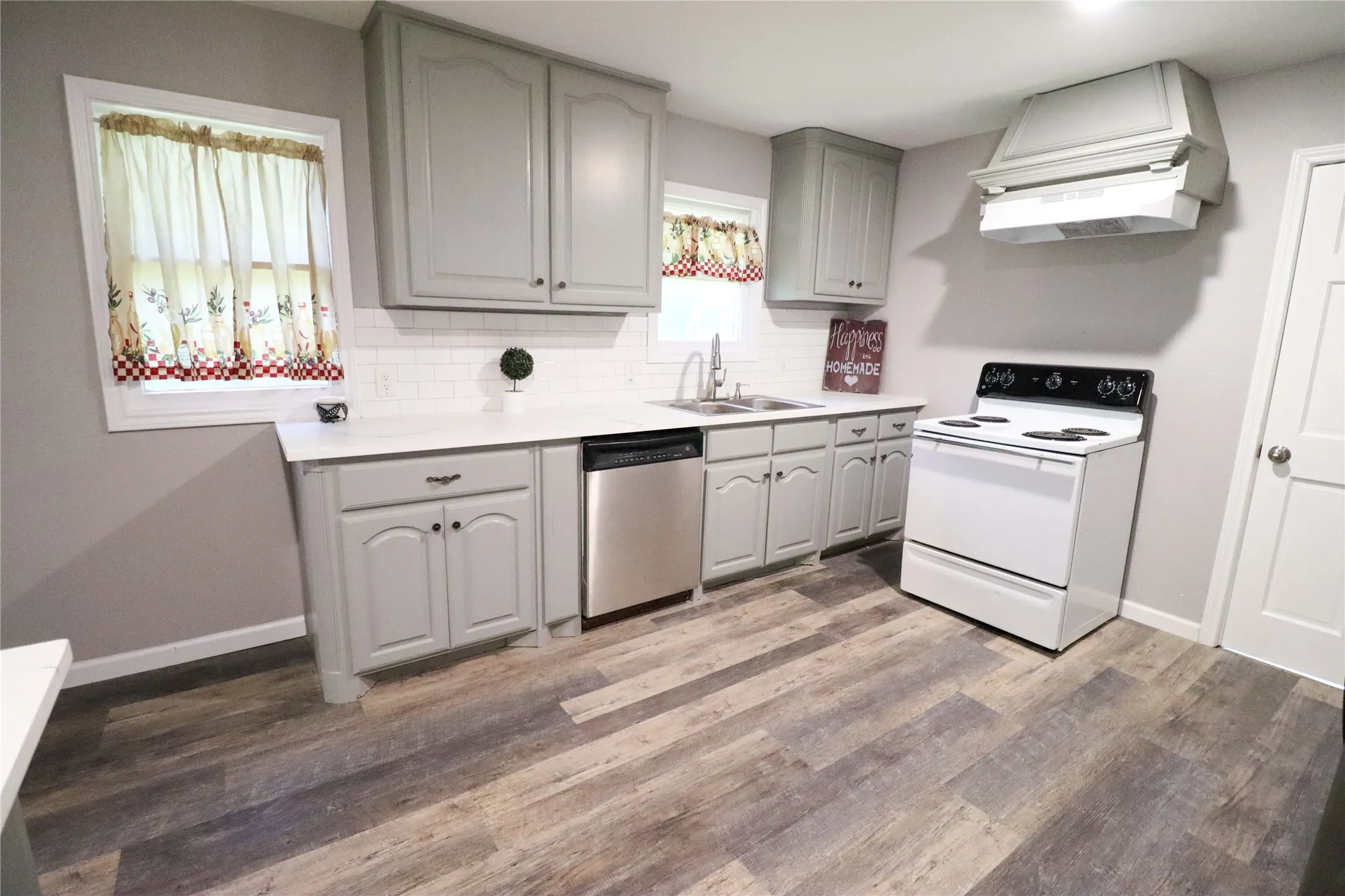 Single Family Residence For Sale in Tarrant County , 2208 N Sylvania Avenue, Fort Worth, Texas 76111, 2 Bedroom, 1 Bathroom, Garage spaces, 1,190 Sqft, built in 1929, mls#20798631, Real Estate Agent in Fort Worth, Homes For Sale in Tarrant county, Homes For Sale in Fort Worth, Realtor in Fort Worth Texas, Real Estate Brokerage Independent Realty Texas, Luminita Cordes Realtor