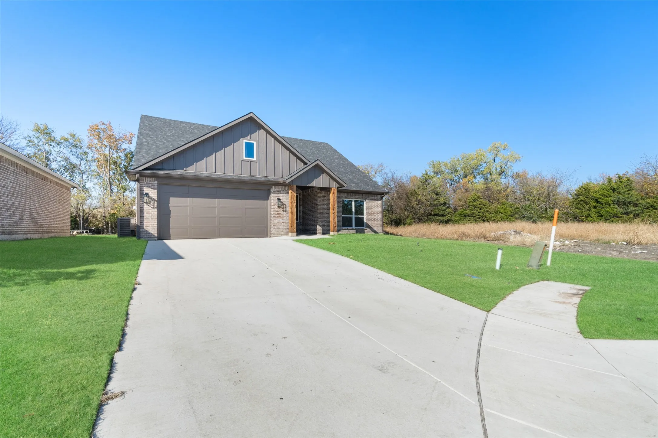 Single Family Residence For Sale in Fannin County , 304 Kelcey Court, Trenton, Texas 75490, 3 Bedroom, 2 Bathroom, 2 Garage spaces, 1,830 Sqft, built in 2023, mls#20811430, Real Estate Agent in Trenton, Homes For Sale in Fannin county, Homes For Sale in Trenton, Realtor in Trenton Texas, Real Estate Brokerage Independent Realty Texas, Luminita Cordes Realtor