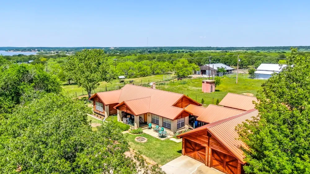 Single Family Residence For Sale in Eastland County , 110 County Road 567, Eastland, Texas 76448, 3 Bedroom, 2 Bathroom, 4 Garage spaces, 2,385 Sqft, built in 1975, Preowned, mls#20819835, Real Estate Agent in Eastland, Homes For Sale in Eastland county, Homes For Sale in Eastland, Realtor in Eastland Texas, Real Estate Brokerage Independent Realty Texas, Luminita Cordes Realtor