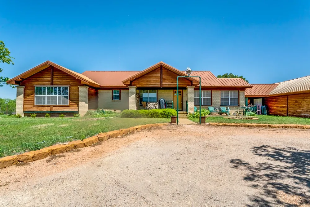 Single Family Residence For Sale in Eastland County , 110 County Road 567, Eastland, Texas 76448, 3 Bedroom, 2 Bathroom, 4 Garage spaces, 2,385 Sqft, built in 1975, Preowned, mls#20819835, Real Estate Agent in Eastland, Homes For Sale in Eastland county, Homes For Sale in Eastland, Realtor in Eastland Texas, Real Estate Brokerage Independent Realty Texas, Luminita Cordes Realtor