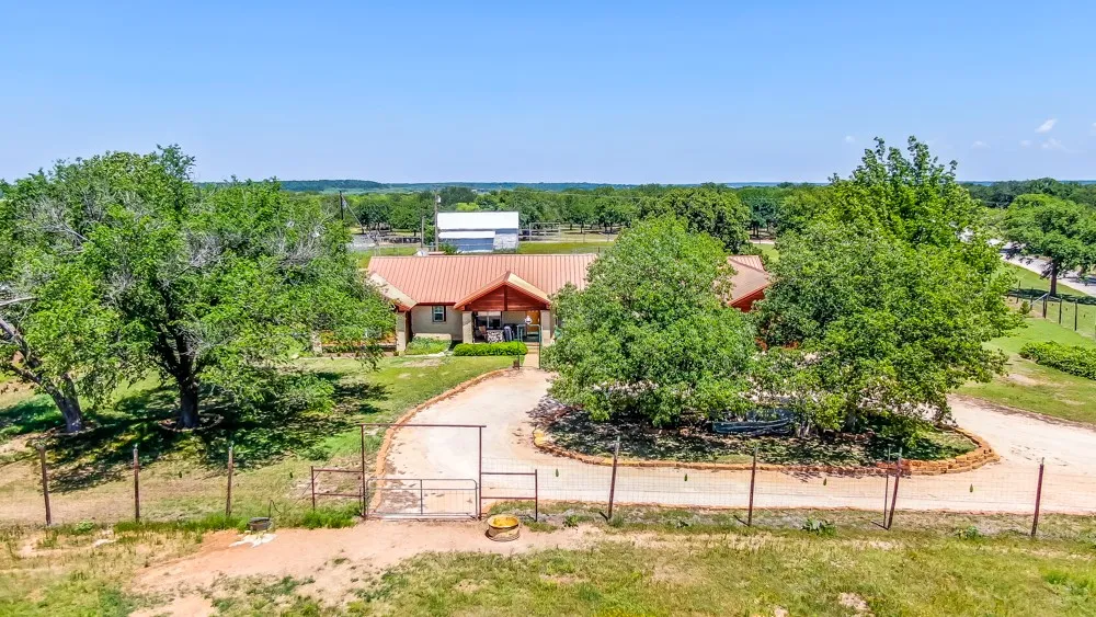 Single Family Residence For Sale in Eastland County , 110 County Road 567, Eastland, Texas 76448, 3 Bedroom, 2 Bathroom, 4 Garage spaces, 2,385 Sqft, built in 1975, Preowned, mls#20819835, Real Estate Agent in Eastland, Homes For Sale in Eastland county, Homes For Sale in Eastland, Realtor in Eastland Texas, Real Estate Brokerage Independent Realty Texas, Luminita Cordes Realtor