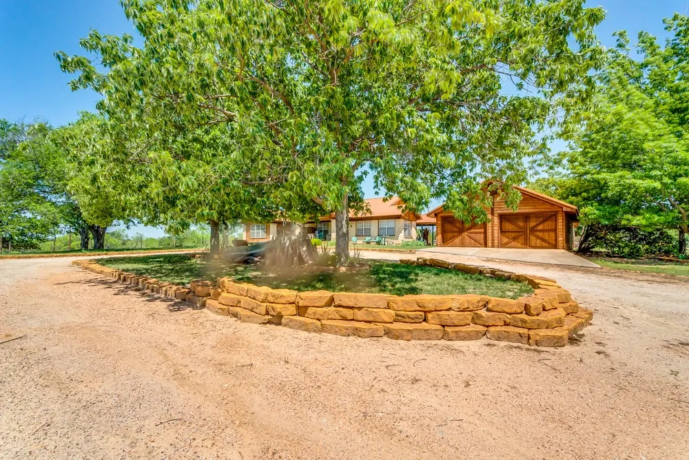 Single Family Residence For Sale in Eastland County , 110 County Road 567, Eastland, Texas 76448, 3 Bedroom, 2 Bathroom, 4 Garage spaces, 2,385 Sqft, built in 1975, Preowned, mls#20819835, Real Estate Agent in Eastland, Homes For Sale in Eastland county, Homes For Sale in Eastland, Realtor in Eastland Texas, Real Estate Brokerage Independent Realty Texas, Luminita Cordes Realtor