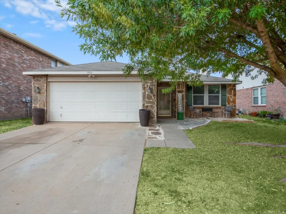 Single Family Residence For Sale in Tarrant County , 3916 Irish Setter Drive, Fort Worth, Texas 76123, 3 Bedroom, 2 Bathroom, 2 Garage spaces, 1,944 Sqft, built in 2004, mls#20822617, Real Estate Agent in Fort Worth, Homes For Sale in Tarrant county, Homes For Sale in Fort Worth, Realtor in Fort Worth Texas, Real Estate Brokerage Independent Realty Texas, Luminita Cordes Realtor
