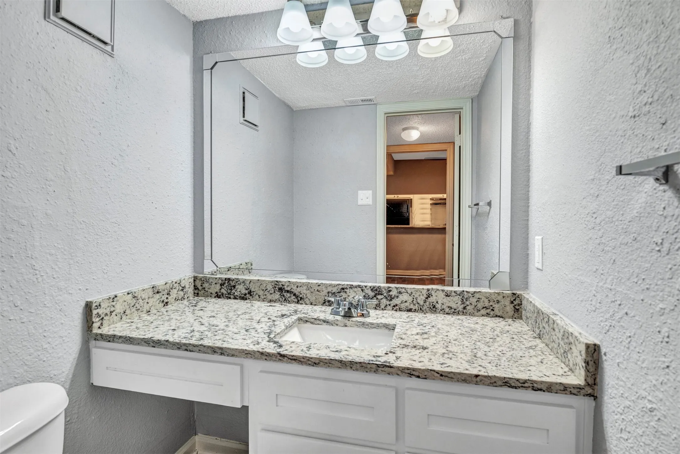 1/2 bath downstairs
