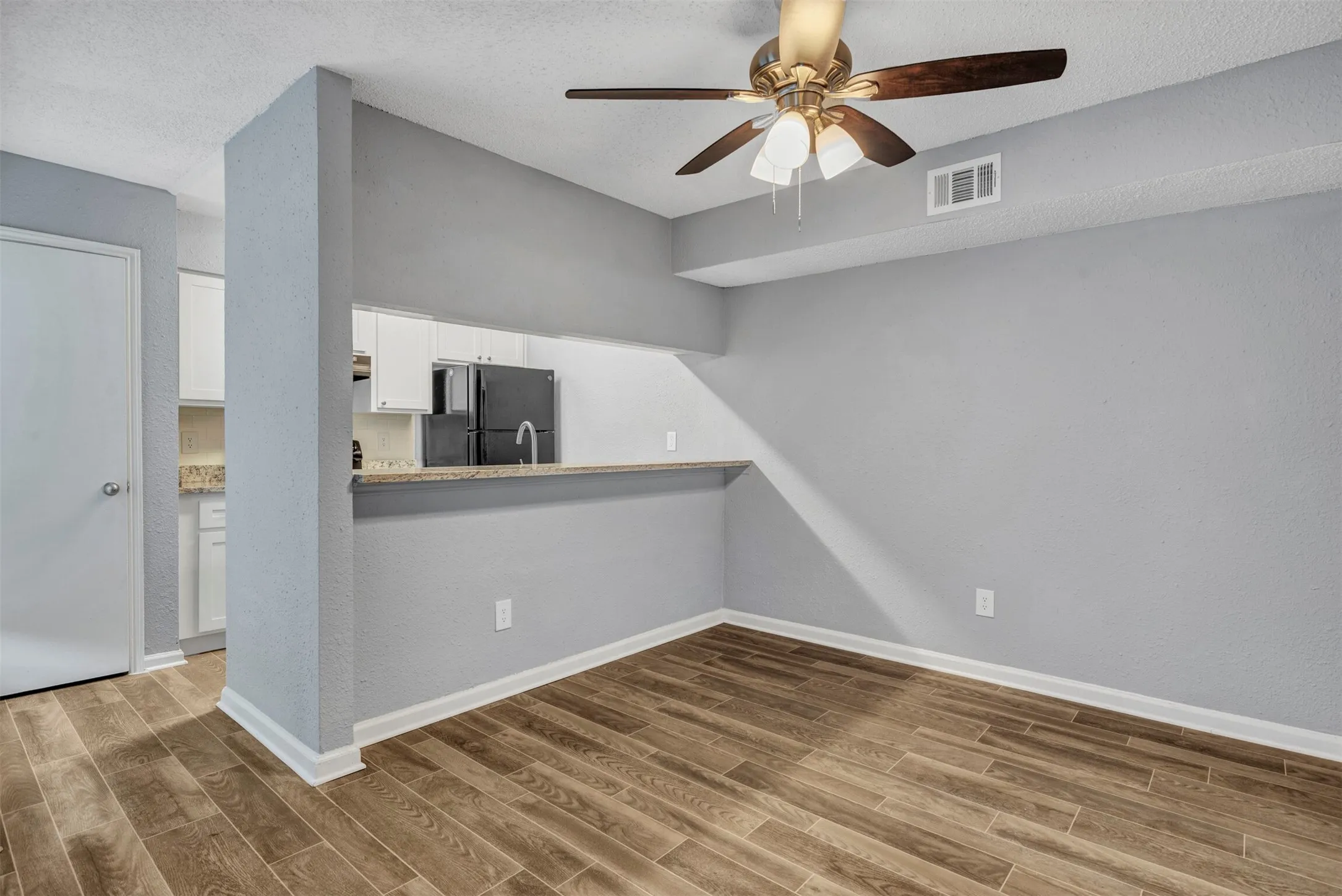 Condominium For Sale in Dallas County , 11311 Audelia Road 221, Dallas, Texas 75243, 2 Bedroom, 2 Bathroom, Garage spaces, 1,017 Sqft, built in 1982, mls#20822302, Real Estate Agent in Dallas, Homes For Sale in Dallas county, Homes For Sale in Dallas, Realtor in Dallas Texas, Real Estate Brokerage Independent Realty Texas, Luminita Cordes Realtor