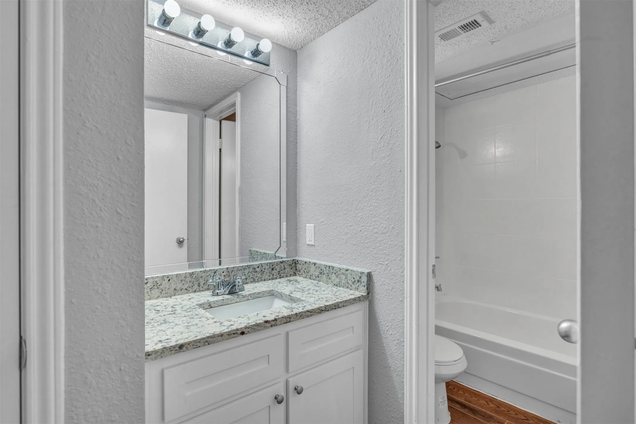 Condominium For Sale in Dallas County , 11311 Audelia Road 221, Dallas, Texas 75243, 2 Bedroom, 2 Bathroom, Garage spaces, 1,017 Sqft, built in 1982, mls#20822302, Real Estate Agent in Dallas, Homes For Sale in Dallas county, Homes For Sale in Dallas, Realtor in Dallas Texas, Real Estate Brokerage Independent Realty Texas, Luminita Cordes Realtor
