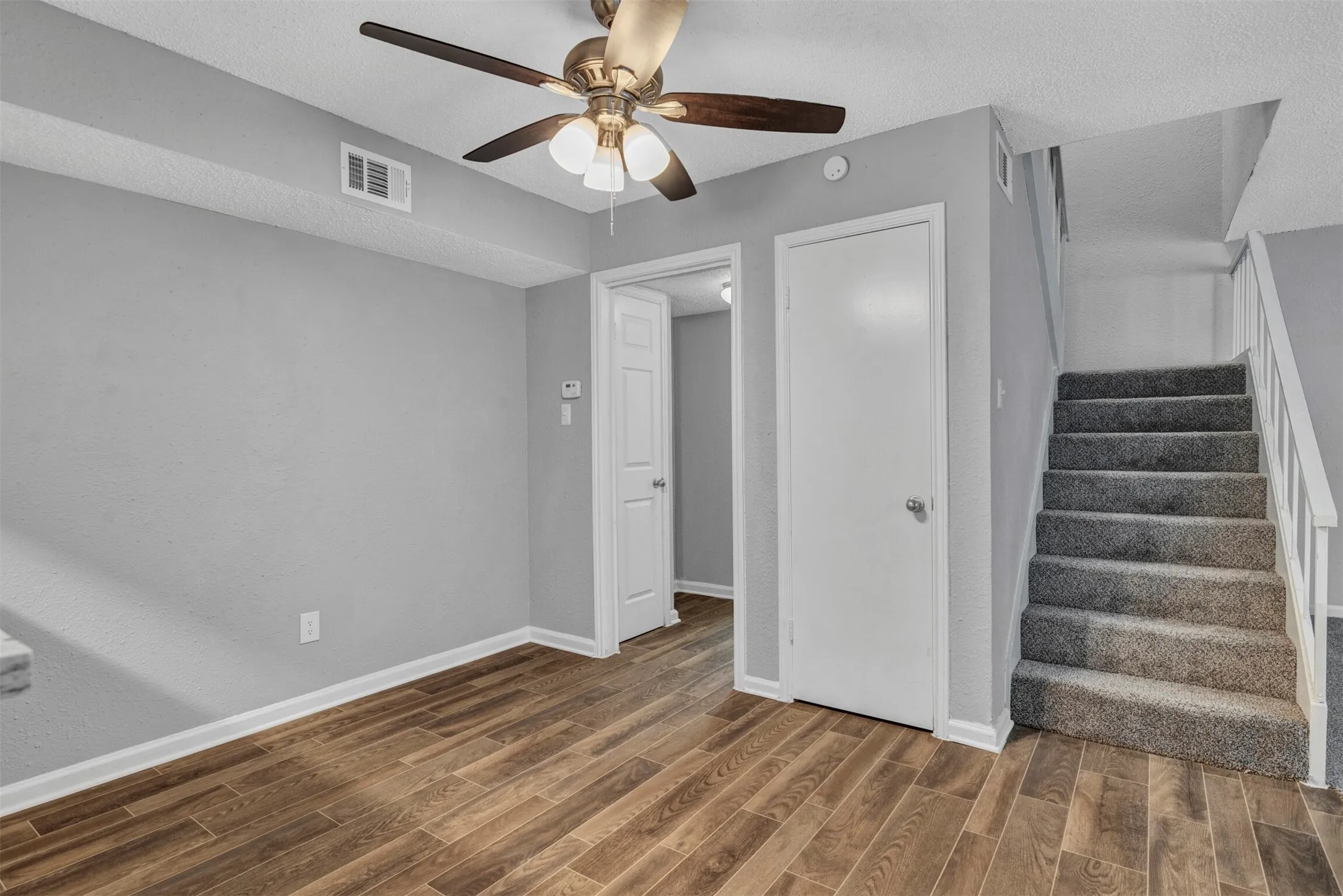 Condominium For Sale in Dallas County , 11311 Audelia Road 221, Dallas, Texas 75243, 2 Bedroom, 2 Bathroom, Garage spaces, 1,017 Sqft, built in 1982, mls#20822302, Real Estate Agent in Dallas, Homes For Sale in Dallas county, Homes For Sale in Dallas, Realtor in Dallas Texas, Real Estate Brokerage Independent Realty Texas, Luminita Cordes Realtor