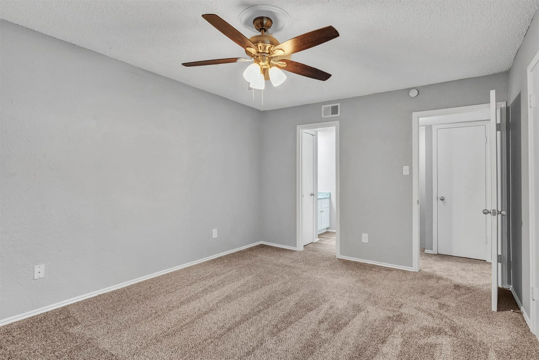 Condominium For Sale in Dallas County , 11311 Audelia Road 221, Dallas, Texas 75243, 2 Bedroom, 2 Bathroom, Garage spaces, 1,017 Sqft, built in 1982, mls#20822302, Real Estate Agent in Dallas, Homes For Sale in Dallas county, Homes For Sale in Dallas, Realtor in Dallas Texas, Real Estate Brokerage Independent Realty Texas, Luminita Cordes Realtor