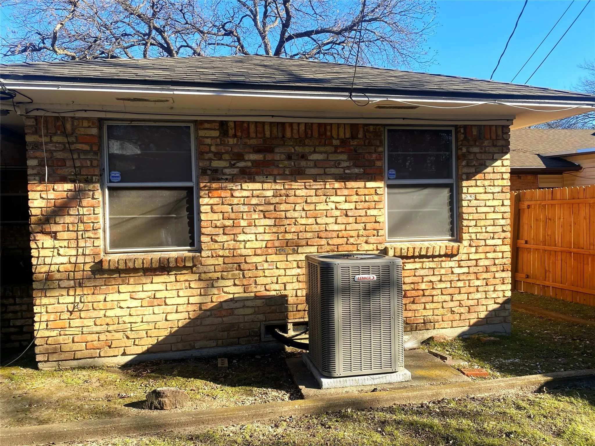 Single Family Residence For Sale in Dallas County , 1136 E Five Mile Parkway, Dallas, Texas 75216, 3 Bedroom, 2 Bathroom, 2 Garage spaces, 1,591 Sqft, built in 1962, Preowned, mls#20820256, Real Estate Agent in Dallas, Homes For Sale in Dallas county, Homes For Sale in Dallas, Realtor in Dallas Texas, Real Estate Brokerage Independent Realty Texas, Luminita Cordes Realtor