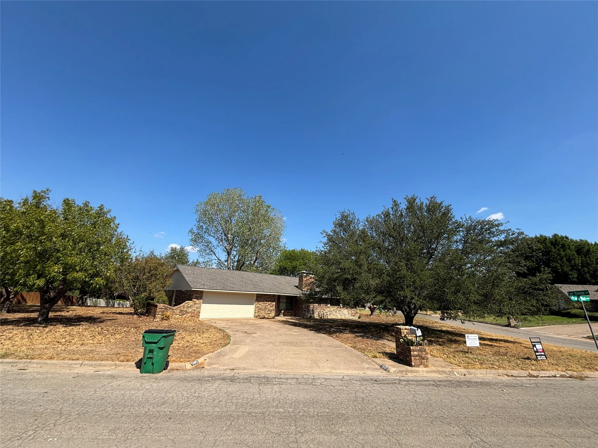 Single Family Residence For Sale in Erath County , 1405 N Prairie Wind Boulevard, Stephenville, Texas 76401, 4 Bedroom, 3 Bathroom, 2 Garage spaces, 1,772 Sqft, built in 1983, Preowned, mls#20813306, Real Estate Agent in Stephenville, Homes For Sale in Erath county, Homes For Sale in Stephenville, Realtor in Stephenville Texas, Real Estate Brokerage Independent Realty Texas, Luminita Cordes Realtor