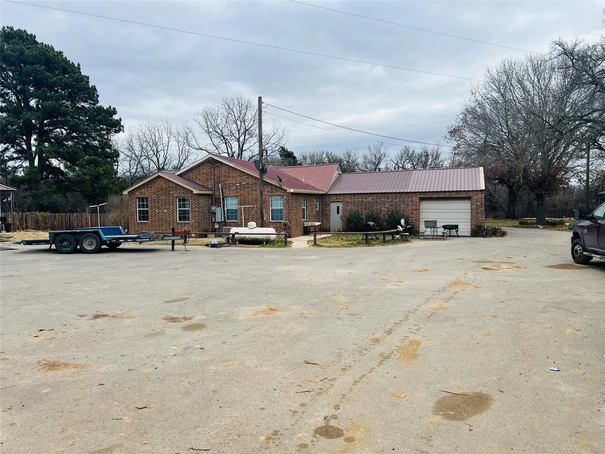 Single Family Residence For Sale in Johnson County , 3309 Fm 3136, Cleburne, Texas 76031, 4 Bedroom, 2 Bathroom, 2 Garage spaces, 1,677 Sqft, built in 1958, Preowned, Price $699,900, mls#20490841, Real Estate Agent in Cleburne, Homes For Sale in Johnson county, Homes For Sale in Cleburne, Realtor in Cleburne Texas, Real Estate Brokerage Independent Realty Texas, Luminita Cordes Realtor
