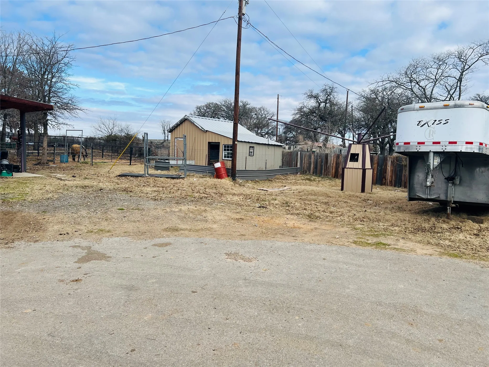 View of yard with an outdoor structure