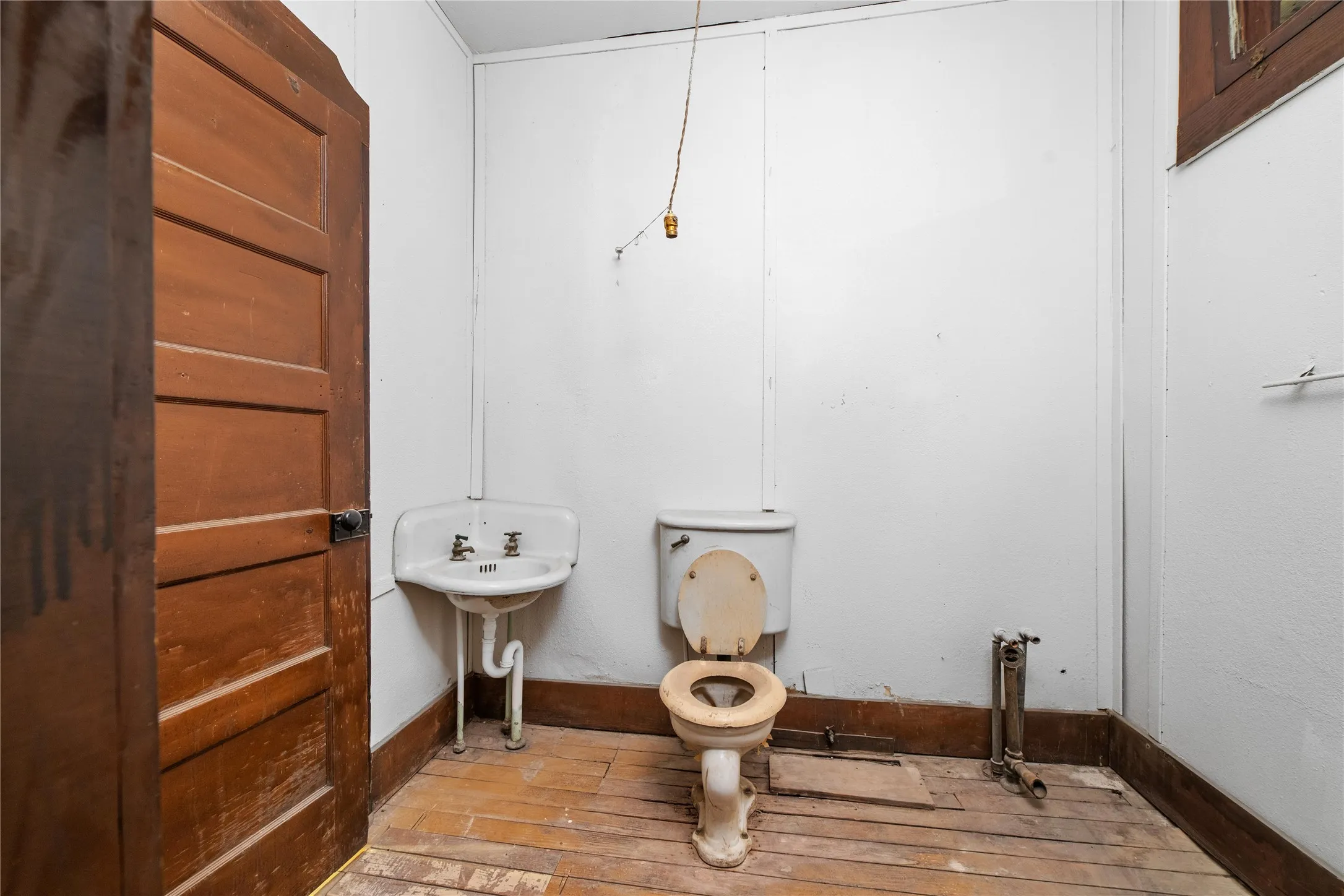 upstairs old hotel bathroom ( not in use )