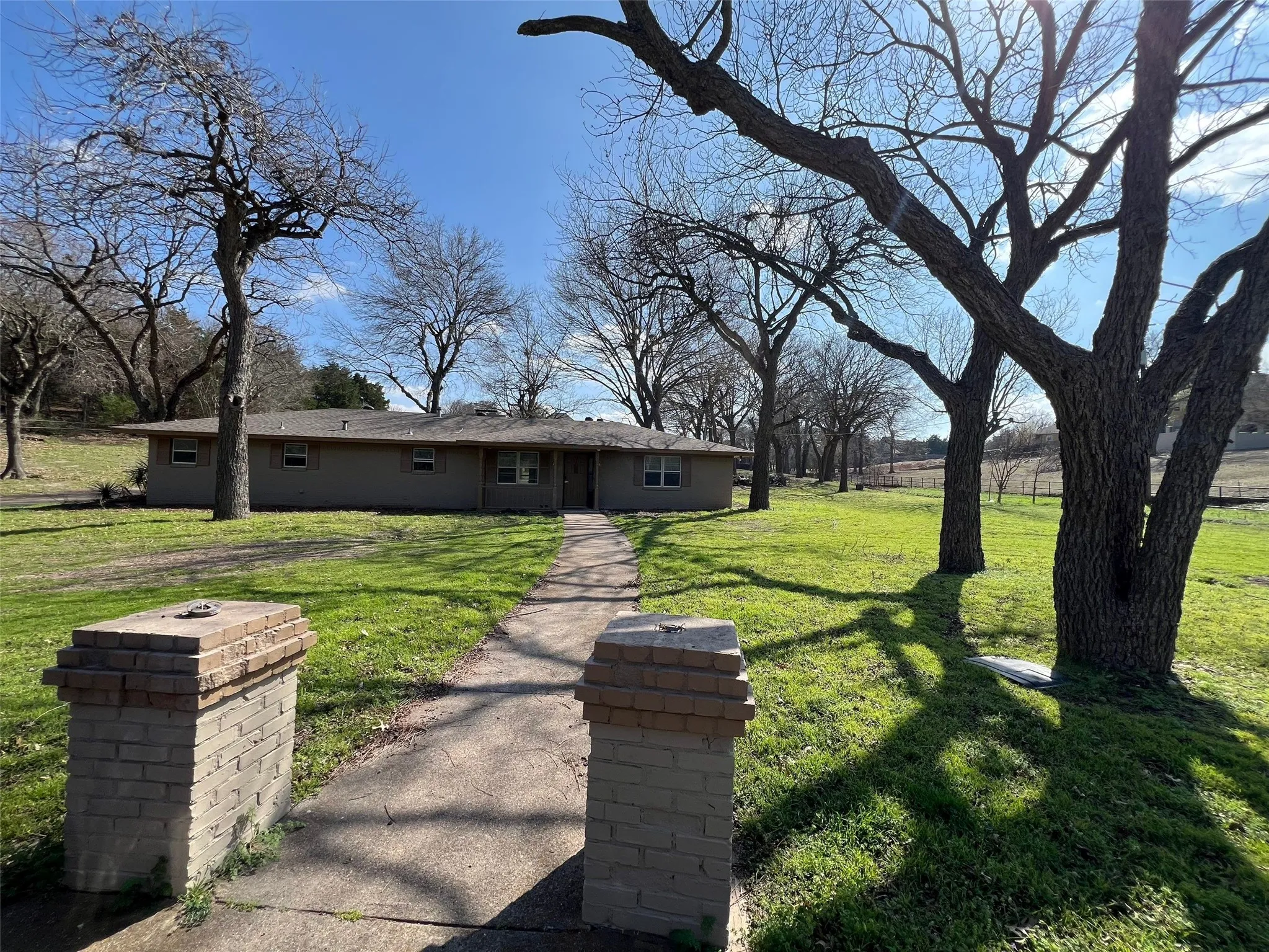 View of front facade with a front yard