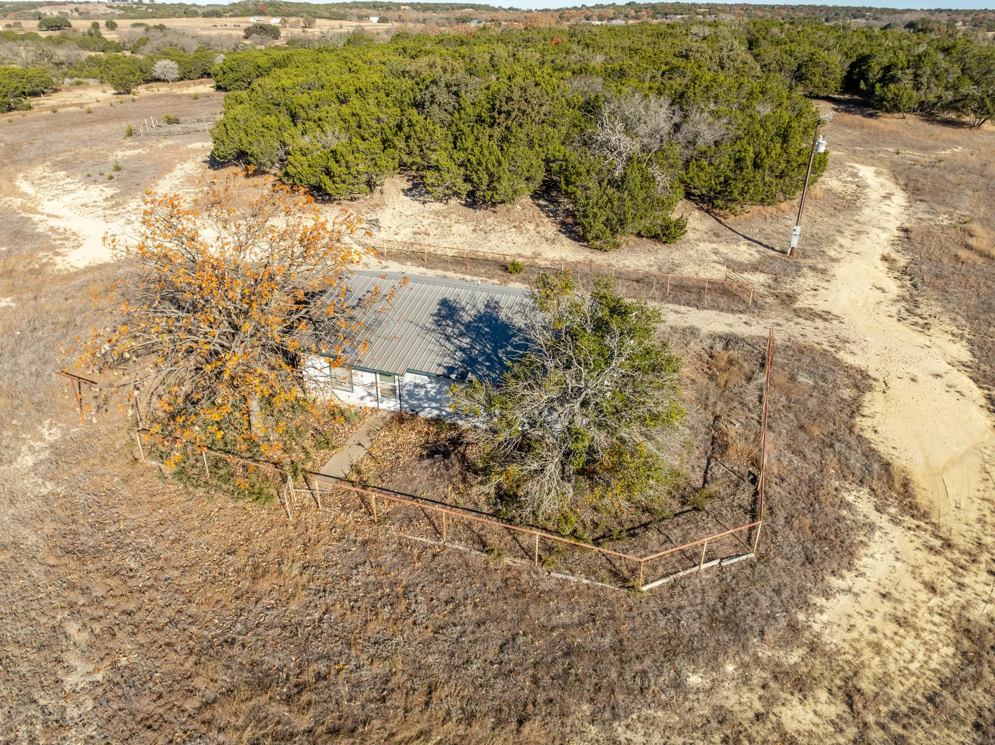 Single Family Residence For Sale in Coryell County , 4463 County Road 158, Evant, Texas 76525, 2 Bedroom, 1 Bathroom, Garage spaces, 1,147 Sqft, built in 1980, Preowned, mls#20834204, Real Estate Agent in Evant, Homes For Sale in Coryell county, Homes For Sale in Evant, Realtor in Evant Texas, Real Estate Brokerage Independent Realty Texas, Luminita Cordes Realtor