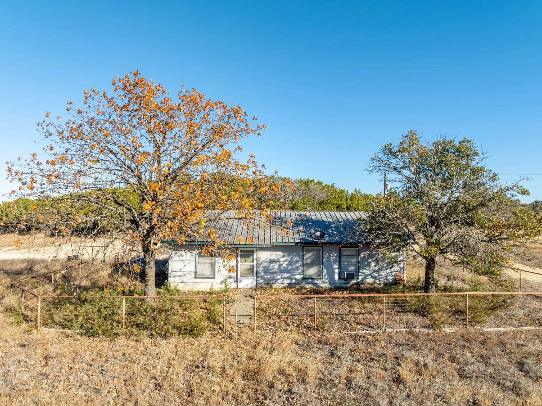 Single Family Residence For Sale in Coryell County , 4463 County Road 158, Evant, Texas 76525, 2 Bedroom, 1 Bathroom, Garage spaces, 1,147 Sqft, built in 1980, Preowned, mls#20834204, Real Estate Agent in Evant, Homes For Sale in Coryell county, Homes For Sale in Evant, Realtor in Evant Texas, Real Estate Brokerage Independent Realty Texas, Luminita Cordes Realtor