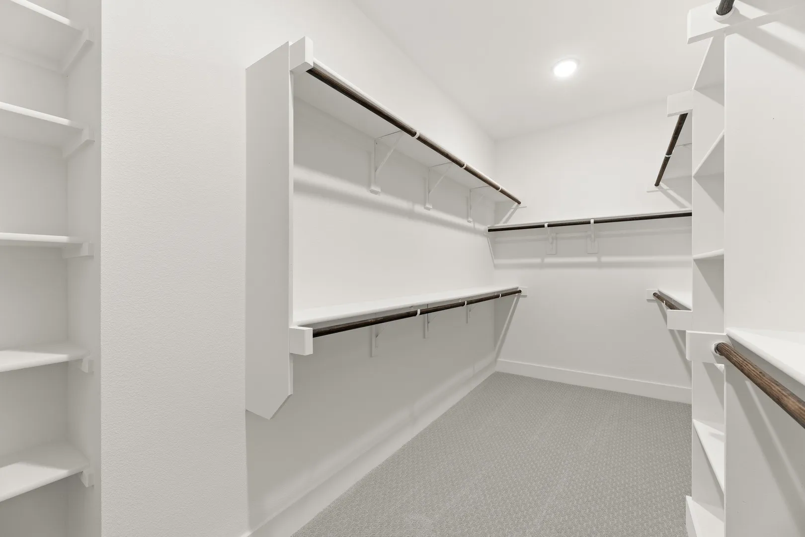 21. 932 Pilatus - Closet