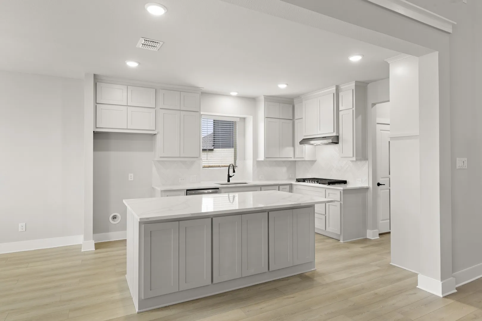 11. 932 Pilatus - Kitchen (2)