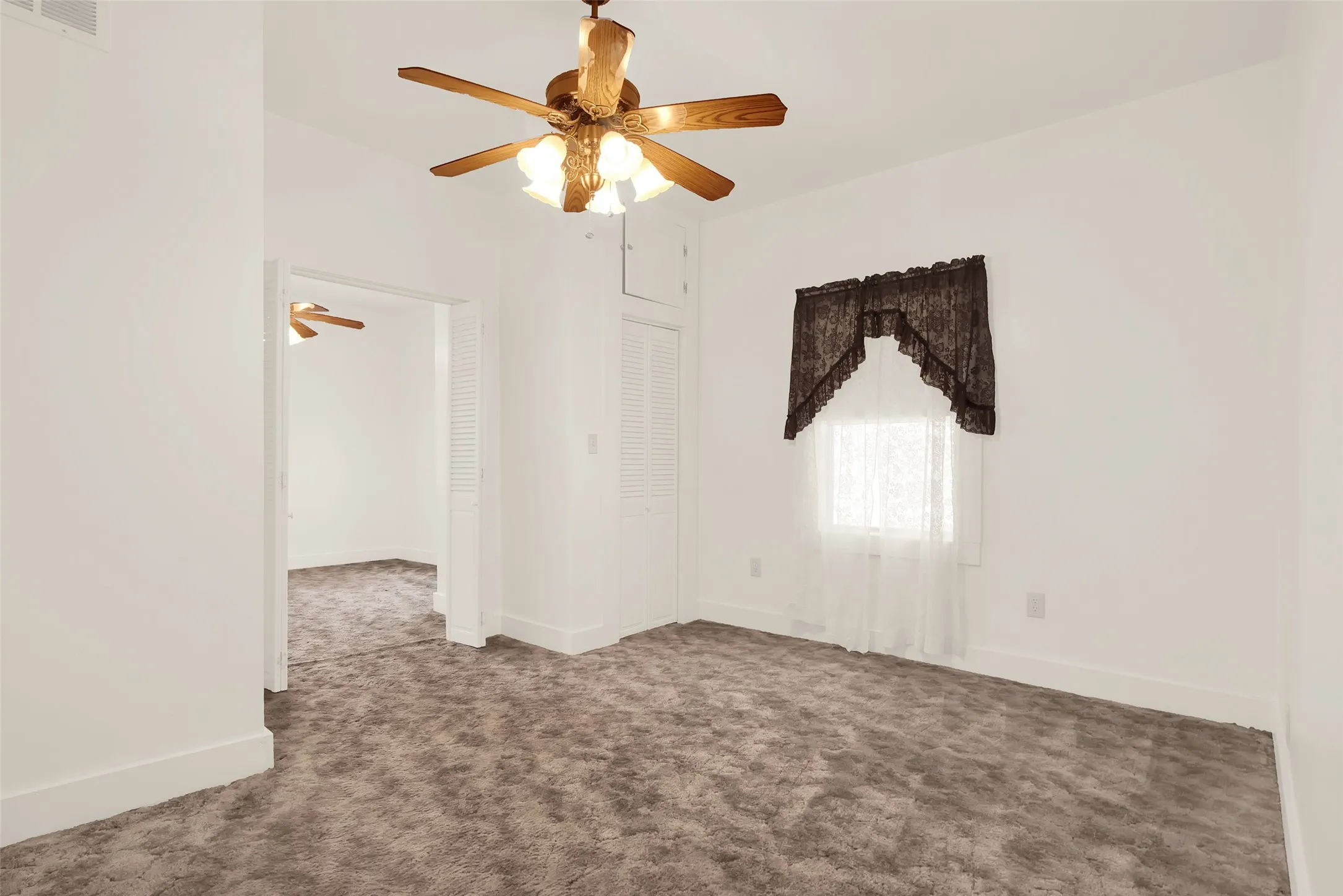 Single Family Residence For Sale in Grayson County , 404 N Blanton, Whitewright, Texas 75491, 3 Bedroom, 2 Bathroom, 2 Garage spaces, 1,466 Sqft, built in 1920, Preowned, mls#20834416, Real Estate Agent in Whitewright, Homes For Sale in Grayson county, Homes For Sale in Whitewright, Realtor in Whitewright Texas, Real Estate Brokerage Independent Realty Texas, Luminita Cordes Realtor