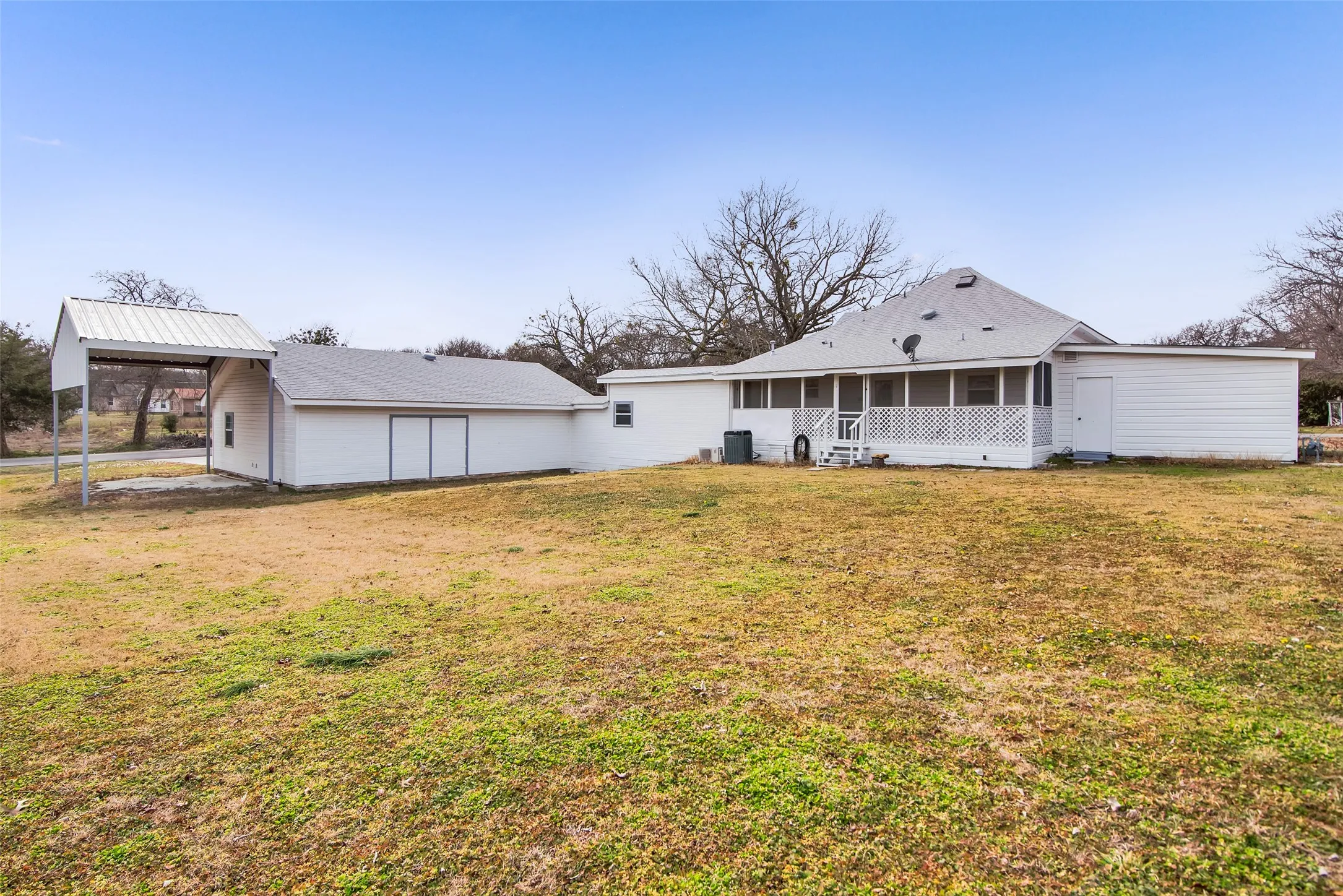 Single Family Residence For Sale in Grayson County , 404 N Blanton, Whitewright, Texas 75491, 3 Bedroom, 2 Bathroom, 2 Garage spaces, 1,466 Sqft, built in 1920, Preowned, mls#20834416, Real Estate Agent in Whitewright, Homes For Sale in Grayson county, Homes For Sale in Whitewright, Realtor in Whitewright Texas, Real Estate Brokerage Independent Realty Texas, Luminita Cordes Realtor