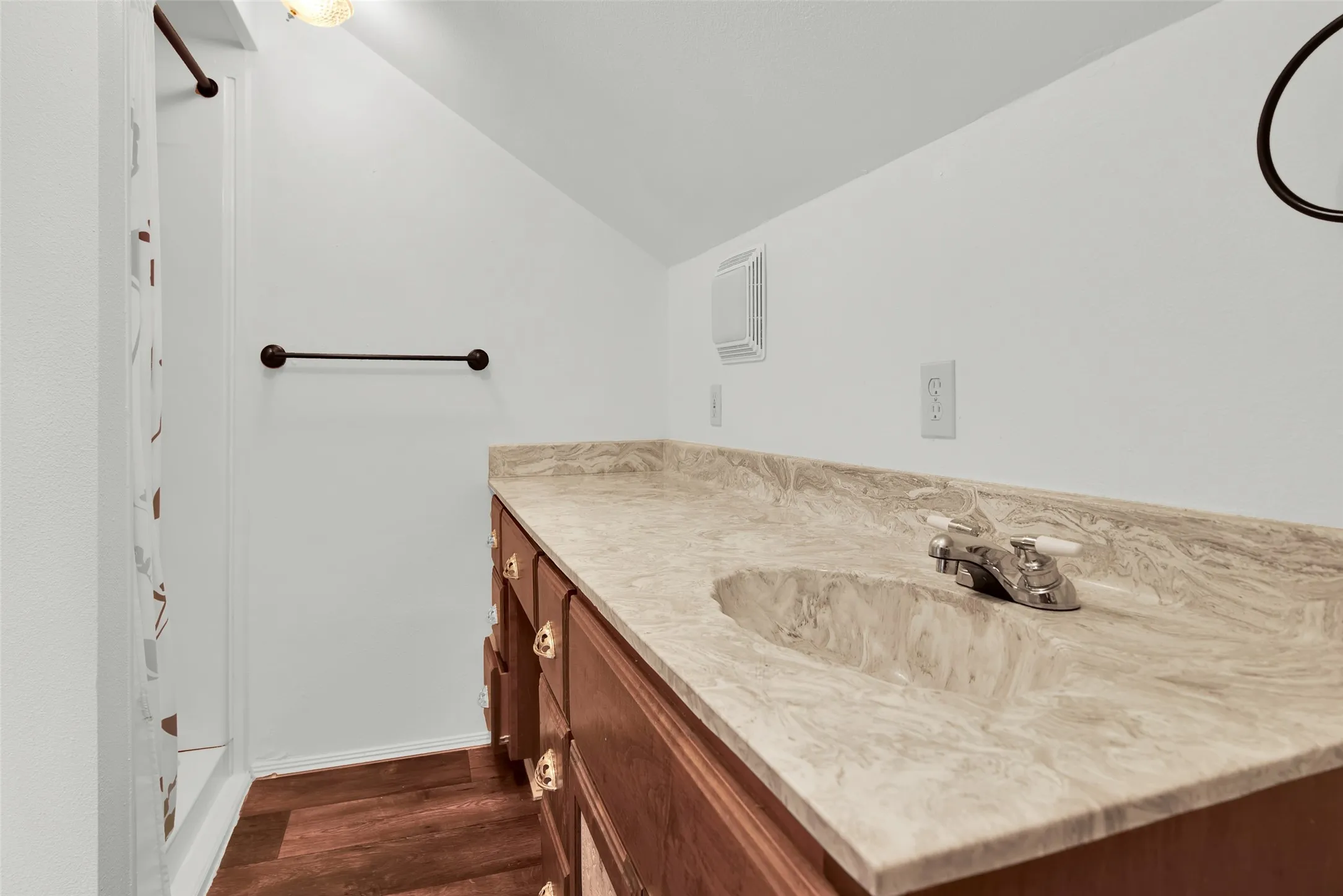 Single Family Residence For Sale in Grayson County , 404 N Blanton, Whitewright, Texas 75491, 3 Bedroom, 2 Bathroom, 2 Garage spaces, 1,466 Sqft, built in 1920, Preowned, mls#20834416, Real Estate Agent in Whitewright, Homes For Sale in Grayson county, Homes For Sale in Whitewright, Realtor in Whitewright Texas, Real Estate Brokerage Independent Realty Texas, Luminita Cordes Realtor
