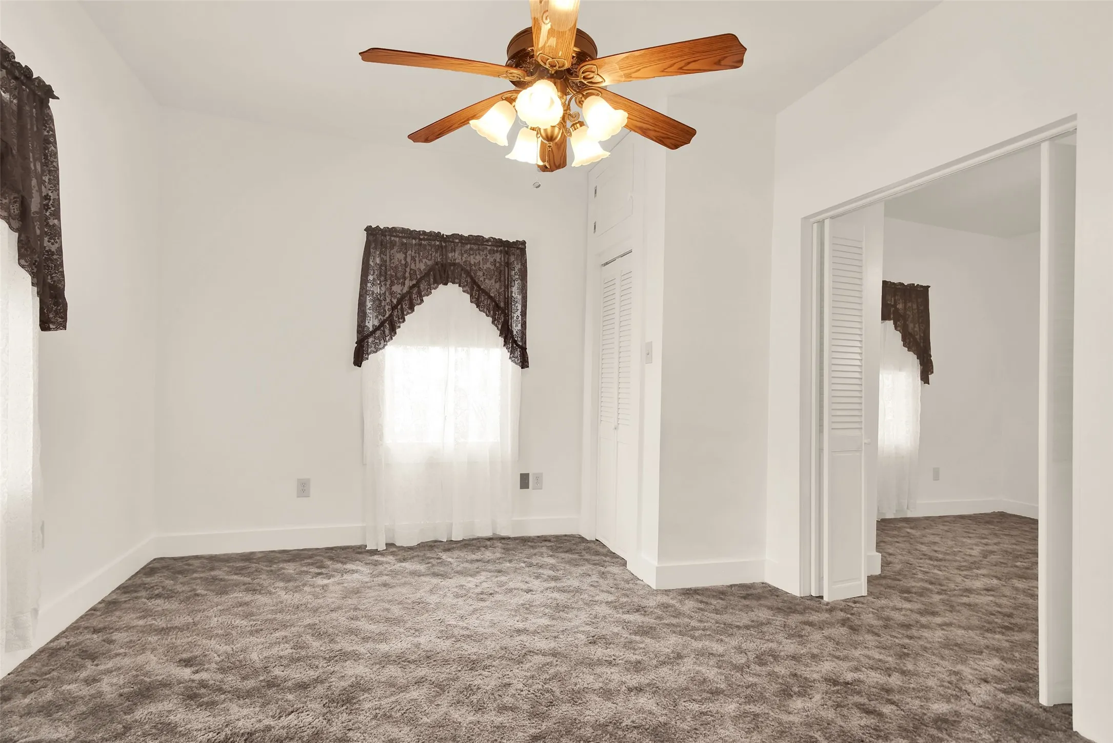 Single Family Residence For Sale in Grayson County , 404 N Blanton, Whitewright, Texas 75491, 3 Bedroom, 2 Bathroom, 2 Garage spaces, 1,466 Sqft, built in 1920, Preowned, mls#20834416, Real Estate Agent in Whitewright, Homes For Sale in Grayson county, Homes For Sale in Whitewright, Realtor in Whitewright Texas, Real Estate Brokerage Independent Realty Texas, Luminita Cordes Realtor