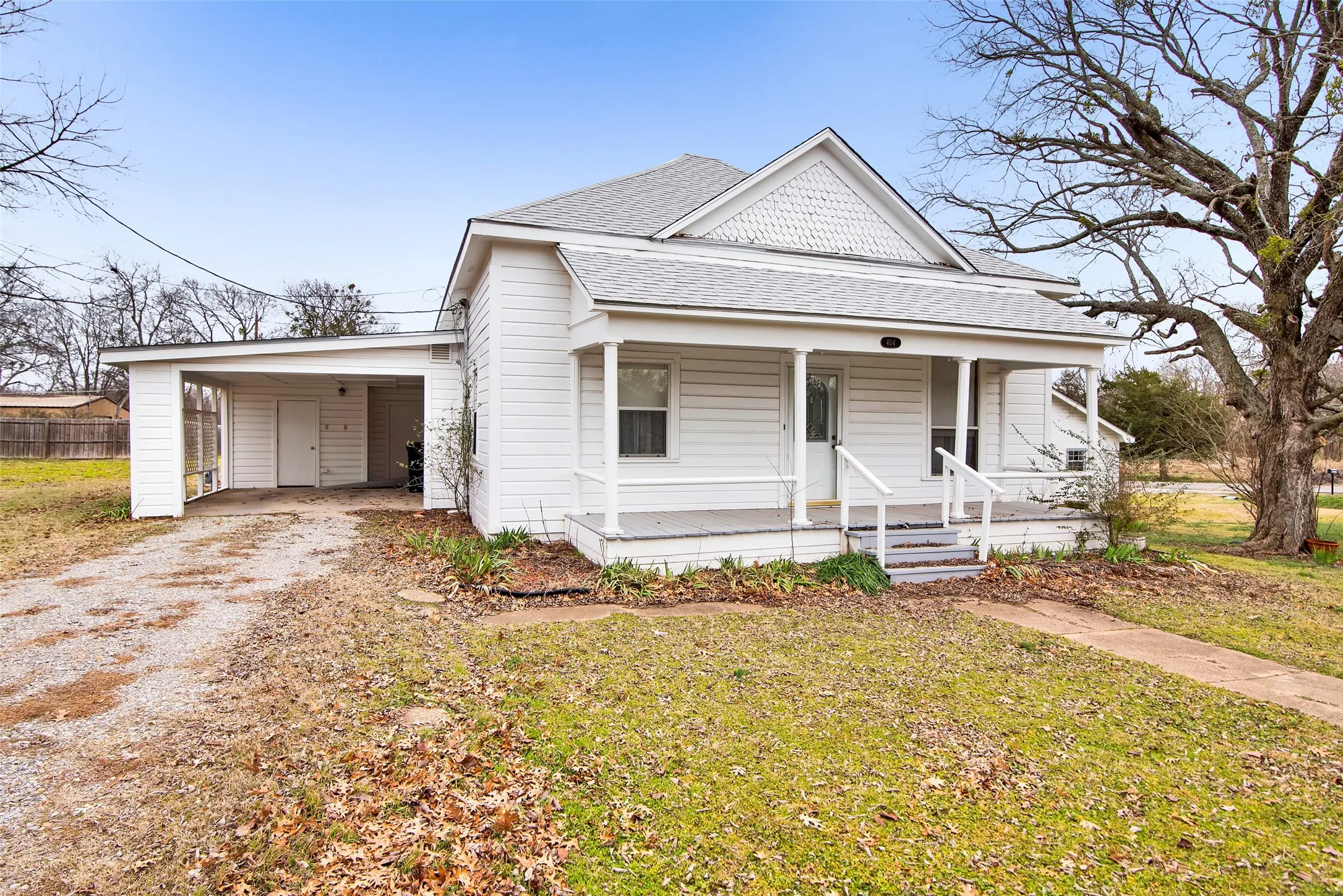 Single Family Residence For Sale in Grayson County , 404 N Blanton, Whitewright, Texas 75491, 3 Bedroom, 2 Bathroom, 2 Garage spaces, 1,466 Sqft, built in 1920, Preowned, mls#20834416, Real Estate Agent in Whitewright, Homes For Sale in Grayson county, Homes For Sale in Whitewright, Realtor in Whitewright Texas, Real Estate Brokerage Independent Realty Texas, Luminita Cordes Realtor
