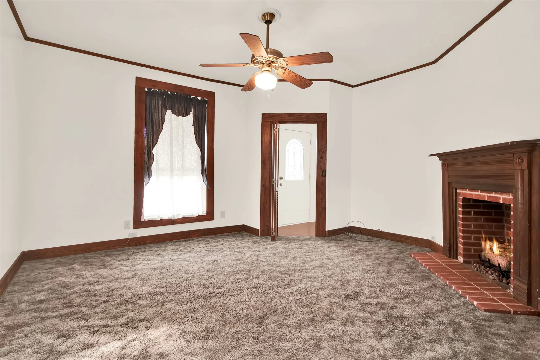 Single Family Residence For Sale in Grayson County , 404 N Blanton, Whitewright, Texas 75491, 3 Bedroom, 2 Bathroom, 2 Garage spaces, 1,466 Sqft, built in 1920, Preowned, mls#20834416, Real Estate Agent in Whitewright, Homes For Sale in Grayson county, Homes For Sale in Whitewright, Realtor in Whitewright Texas, Real Estate Brokerage Independent Realty Texas, Luminita Cordes Realtor