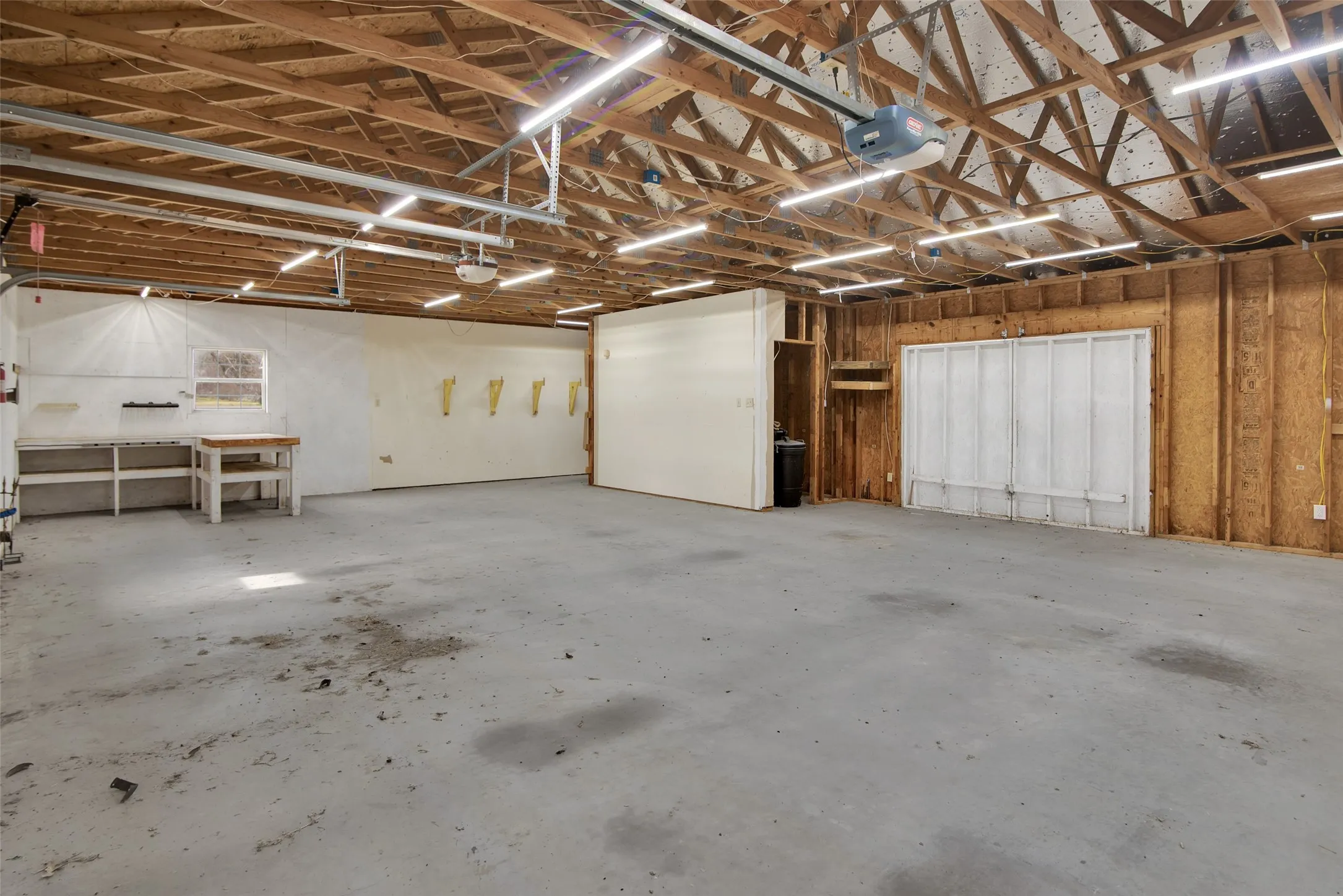 Single Family Residence For Sale in Grayson County , 404 N Blanton, Whitewright, Texas 75491, 3 Bedroom, 2 Bathroom, 2 Garage spaces, 1,466 Sqft, built in 1920, Preowned, mls#20834416, Real Estate Agent in Whitewright, Homes For Sale in Grayson county, Homes For Sale in Whitewright, Realtor in Whitewright Texas, Real Estate Brokerage Independent Realty Texas, Luminita Cordes Realtor