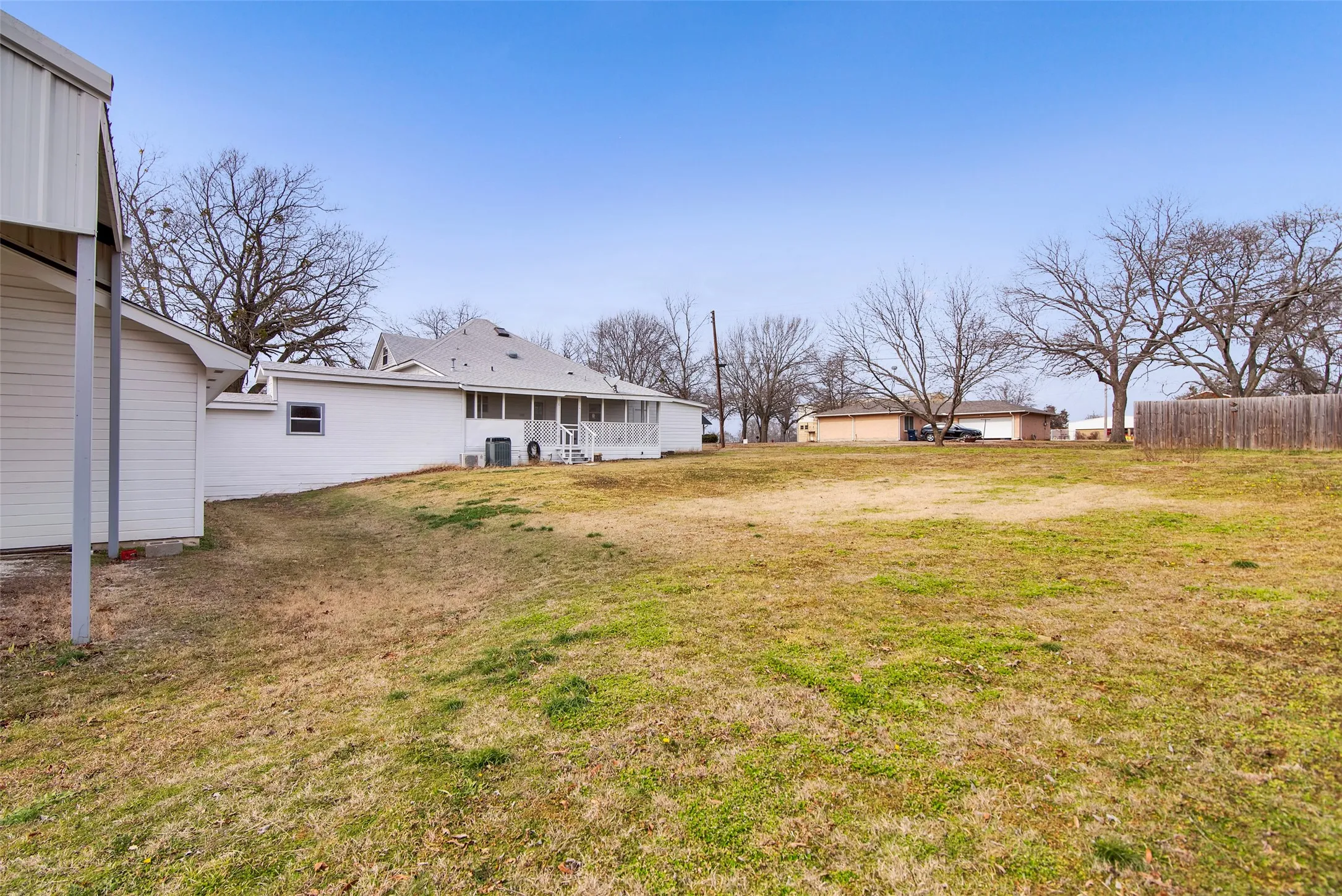 Single Family Residence For Sale in Grayson County , 404 N Blanton, Whitewright, Texas 75491, 3 Bedroom, 2 Bathroom, 2 Garage spaces, 1,466 Sqft, built in 1920, Preowned, mls#20834416, Real Estate Agent in Whitewright, Homes For Sale in Grayson county, Homes For Sale in Whitewright, Realtor in Whitewright Texas, Real Estate Brokerage Independent Realty Texas, Luminita Cordes Realtor