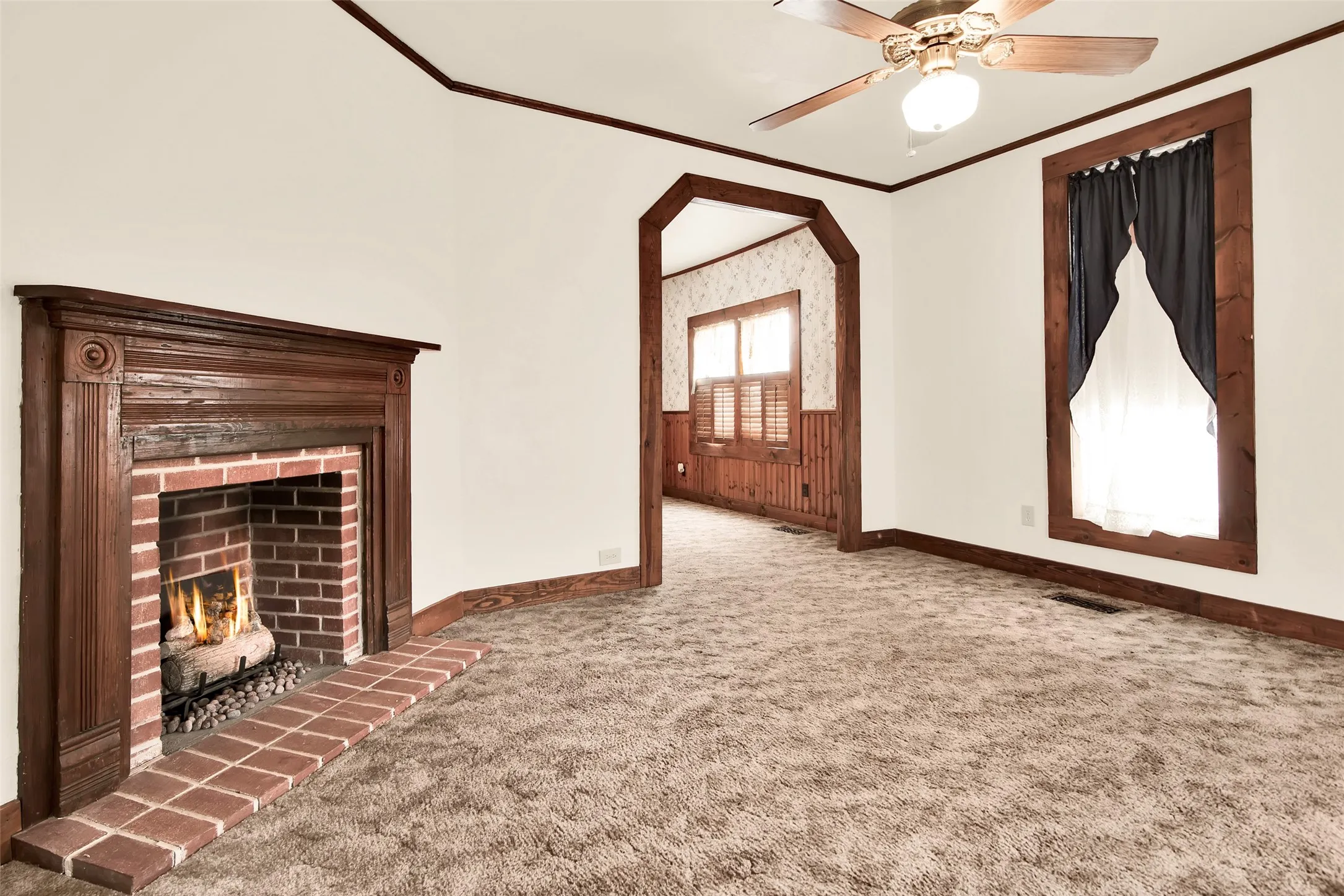 Single Family Residence For Sale in Grayson County , 404 N Blanton, Whitewright, Texas 75491, 3 Bedroom, 2 Bathroom, 2 Garage spaces, 1,466 Sqft, built in 1920, Preowned, mls#20834416, Real Estate Agent in Whitewright, Homes For Sale in Grayson county, Homes For Sale in Whitewright, Realtor in Whitewright Texas, Real Estate Brokerage Independent Realty Texas, Luminita Cordes Realtor