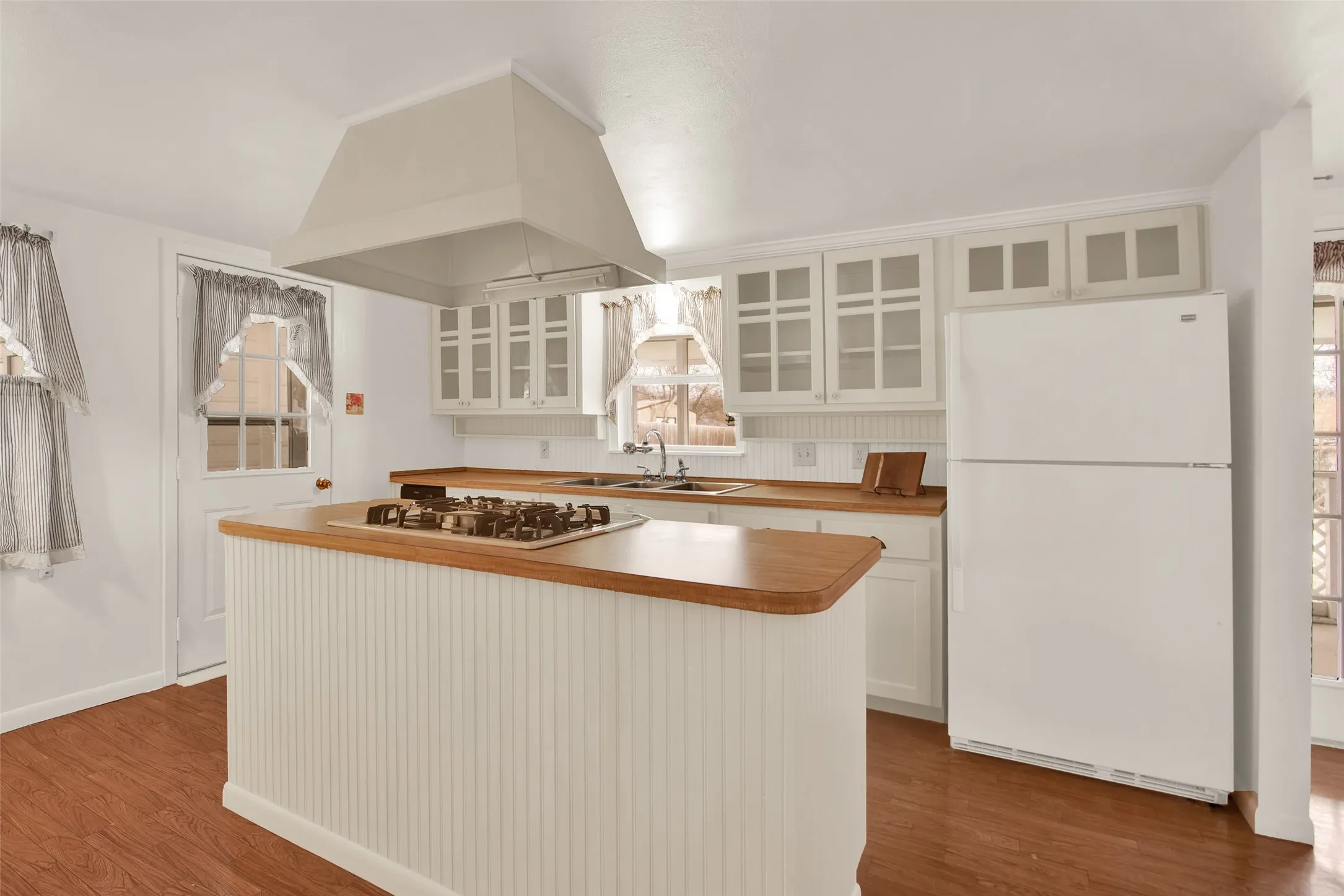 Single Family Residence For Sale in Grayson County , 404 N Blanton, Whitewright, Texas 75491, 3 Bedroom, 2 Bathroom, 2 Garage spaces, 1,466 Sqft, built in 1920, Preowned, mls#20834416, Real Estate Agent in Whitewright, Homes For Sale in Grayson county, Homes For Sale in Whitewright, Realtor in Whitewright Texas, Real Estate Brokerage Independent Realty Texas, Luminita Cordes Realtor