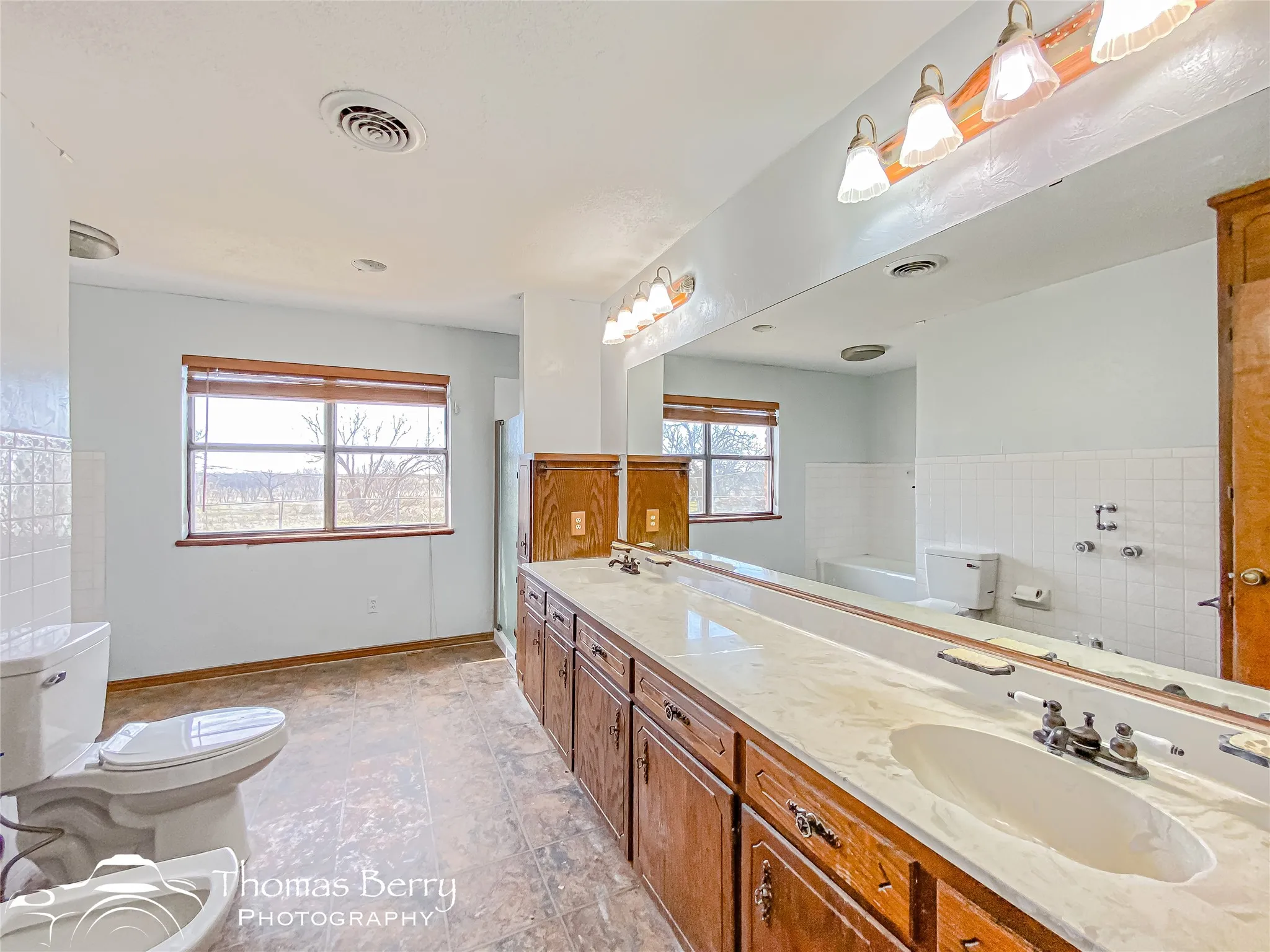 Single Family Residence For Sale in Jones County , 5061 COUNTY ROAD 146, Stamford, Texas 79553, 3 Bedroom, 3 Bathroom, 2 Garage spaces, 3,188 Sqft, built in 1981, Preowned, mls#20834309, Real Estate Agent in Stamford, Homes For Sale in Jones county, Homes For Sale in Stamford, Realtor in Stamford Texas, Real Estate Brokerage Independent Realty Texas, Luminita Cordes Realtor