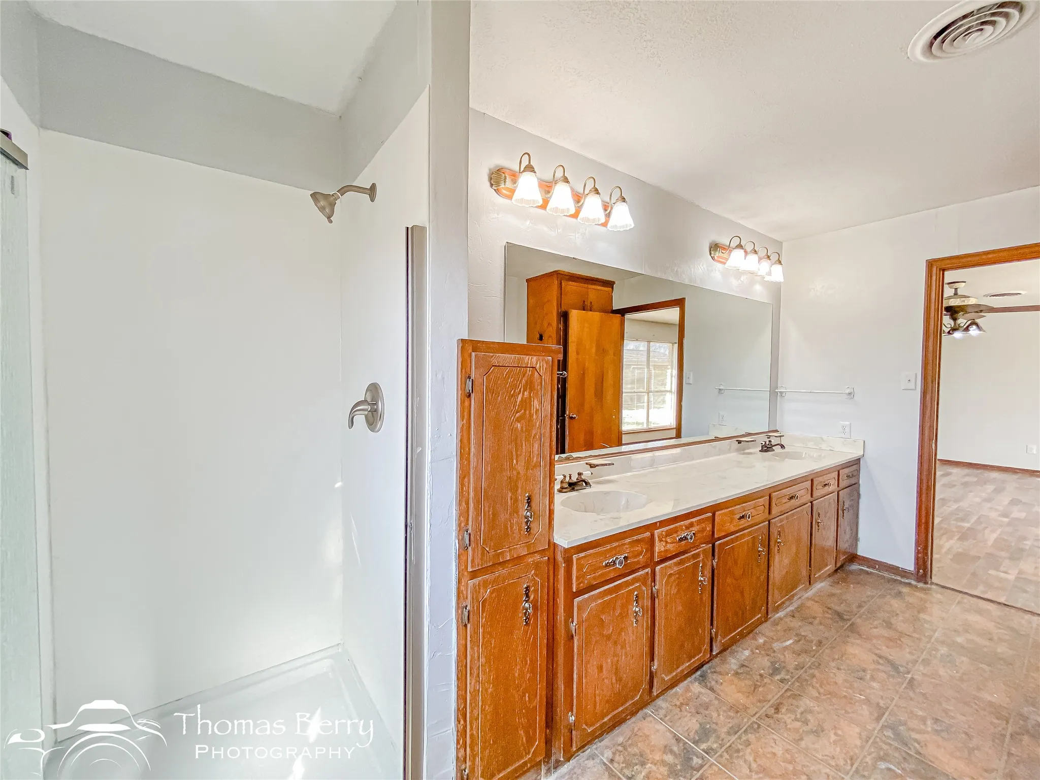 Single Family Residence For Sale in Jones County , 5061 COUNTY ROAD 146, Stamford, Texas 79553, 3 Bedroom, 3 Bathroom, 2 Garage spaces, 3,188 Sqft, built in 1981, Preowned, mls#20834309, Real Estate Agent in Stamford, Homes For Sale in Jones county, Homes For Sale in Stamford, Realtor in Stamford Texas, Real Estate Brokerage Independent Realty Texas, Luminita Cordes Realtor
