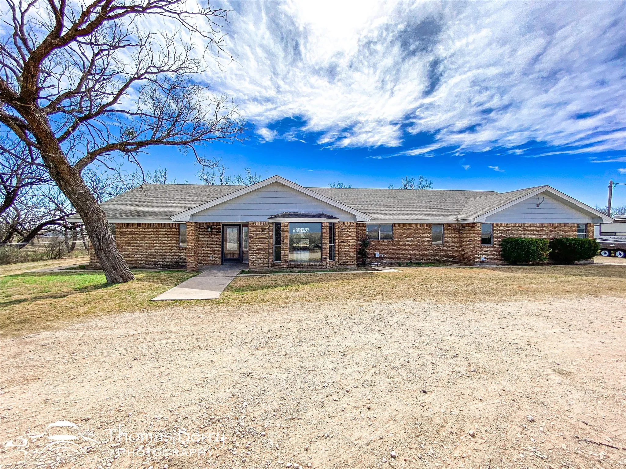 Single Family Residence For Sale in Jones County , 5061 COUNTY ROAD 146, Stamford, Texas 79553, 3 Bedroom, 3 Bathroom, 2 Garage spaces, 3,188 Sqft, built in 1981, Preowned, mls#20834309, Real Estate Agent in Stamford, Homes For Sale in Jones county, Homes For Sale in Stamford, Realtor in Stamford Texas, Real Estate Brokerage Independent Realty Texas, Luminita Cordes Realtor