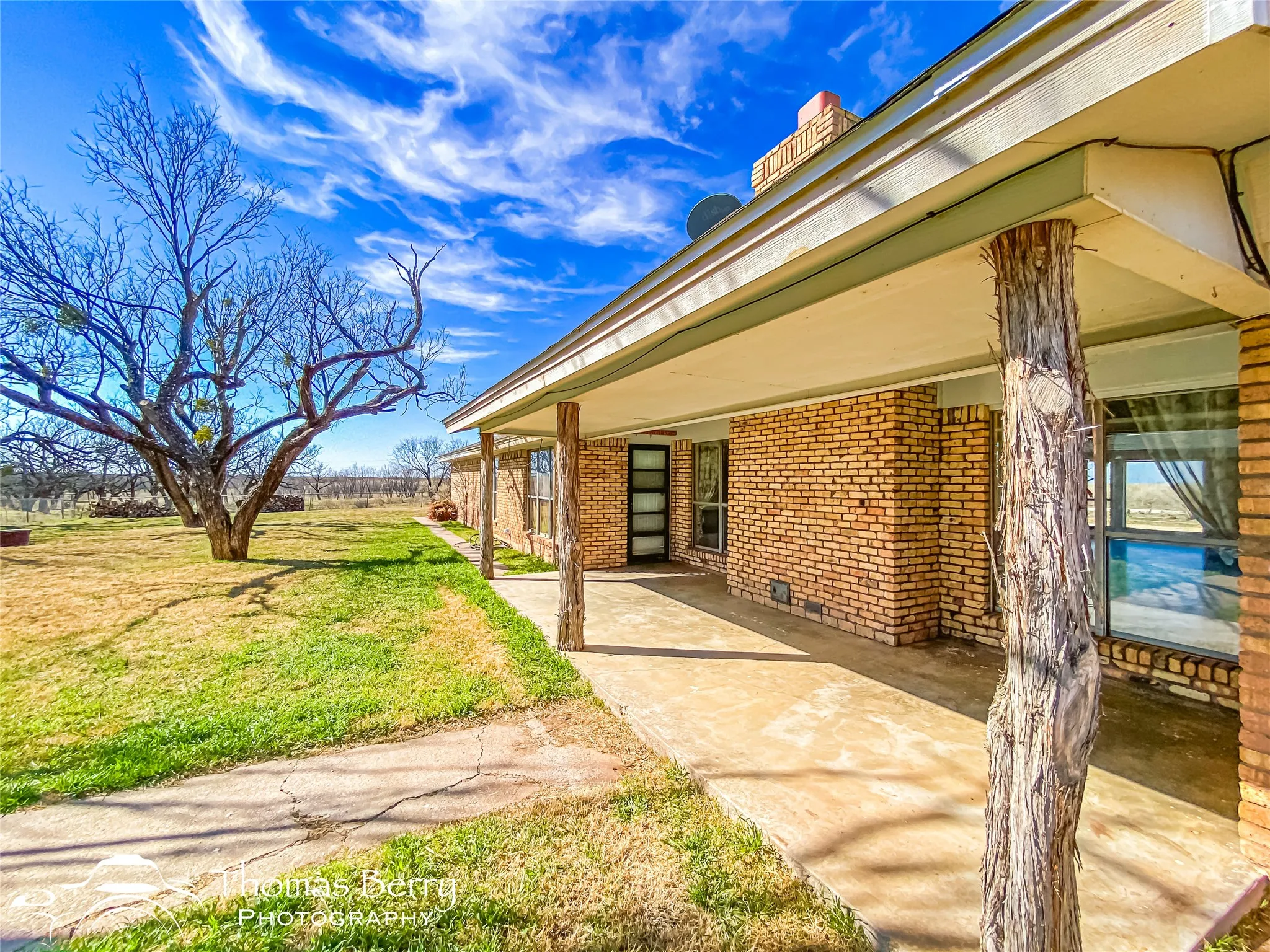 Single Family Residence For Sale in Jones County , 5061 COUNTY ROAD 146, Stamford, Texas 79553, 3 Bedroom, 3 Bathroom, 2 Garage spaces, 3,188 Sqft, built in 1981, Preowned, mls#20834309, Real Estate Agent in Stamford, Homes For Sale in Jones county, Homes For Sale in Stamford, Realtor in Stamford Texas, Real Estate Brokerage Independent Realty Texas, Luminita Cordes Realtor