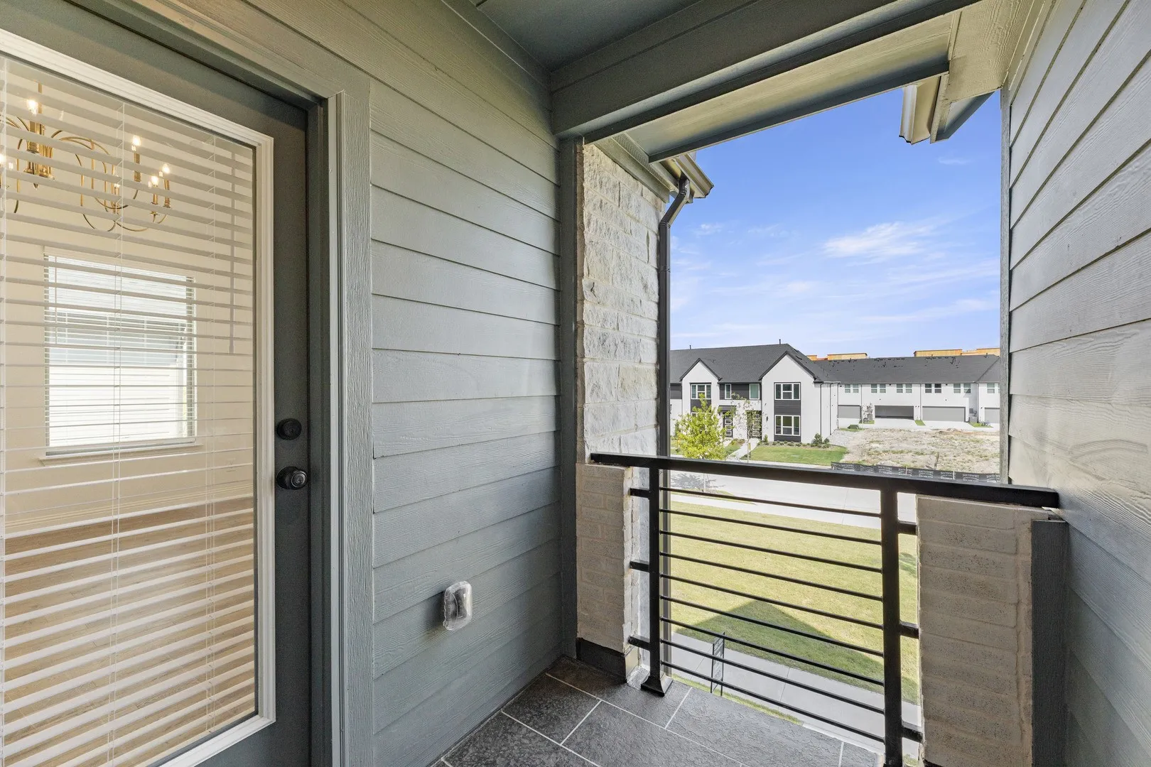 25. 2543 Brunswick - Balcony