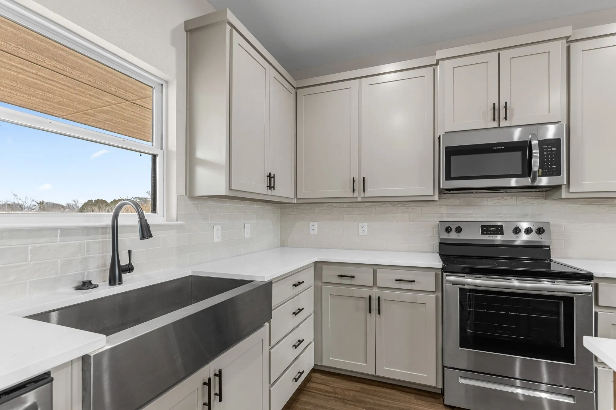 Kitchen featuring tasteful backsplash, stainless steel appliances, dark hardwood / wood-style flooring, and sink